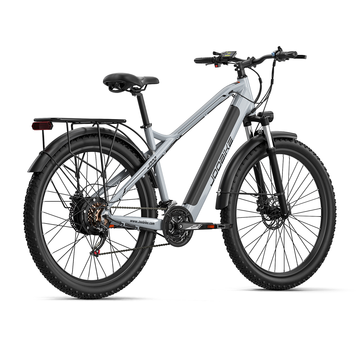 Ein hellgraues E-Mountainbike mit schwarzen Schutzblechen, Gepäckträger und schwarzem Akku.