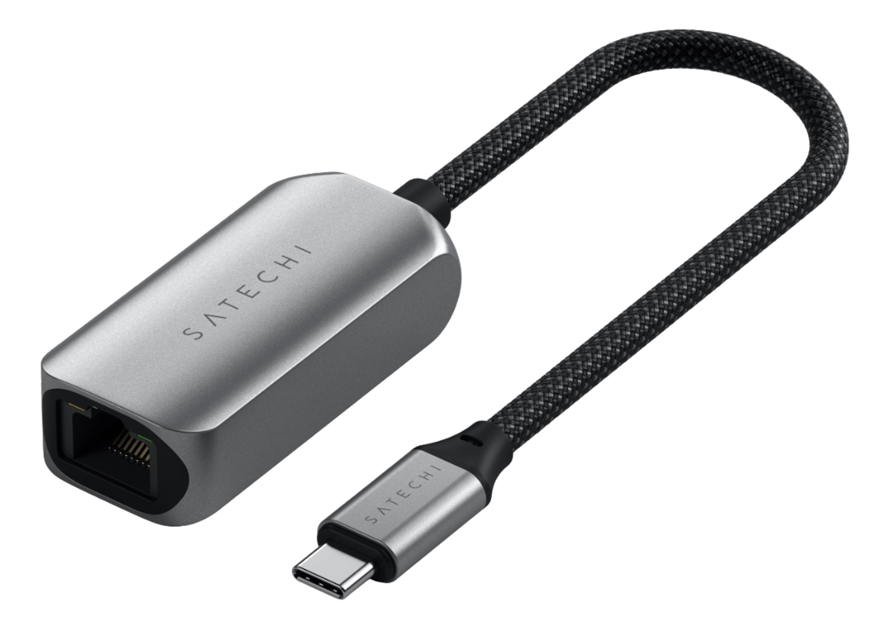 Un adattatore Satechi da USB-C a Ethernet argentato con cavo nero intrecciato.