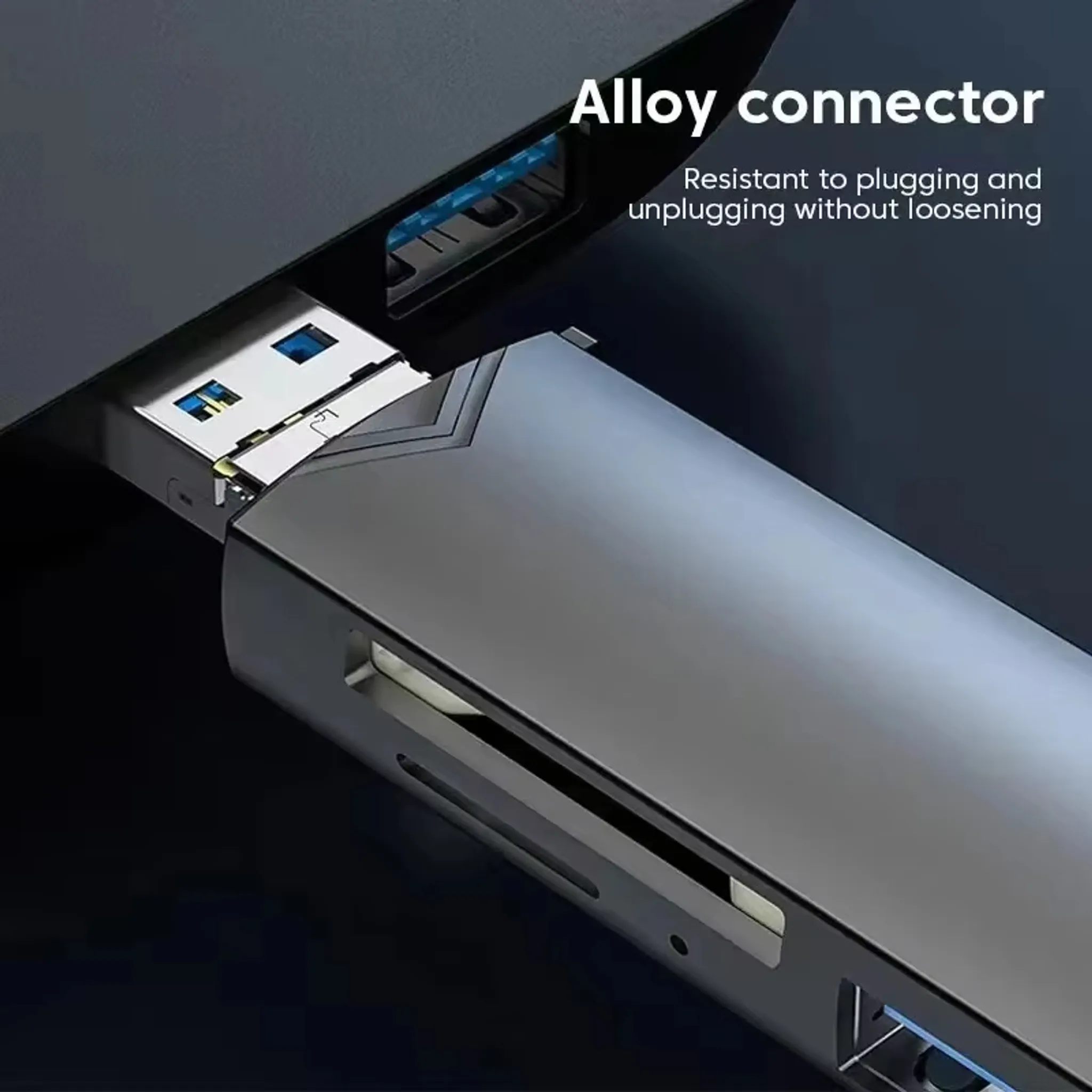 Nahaufnahme eines silbernen USB-C-Hubs, der an den USB-A-Anschluss eines Laptops angeschlossen wird.