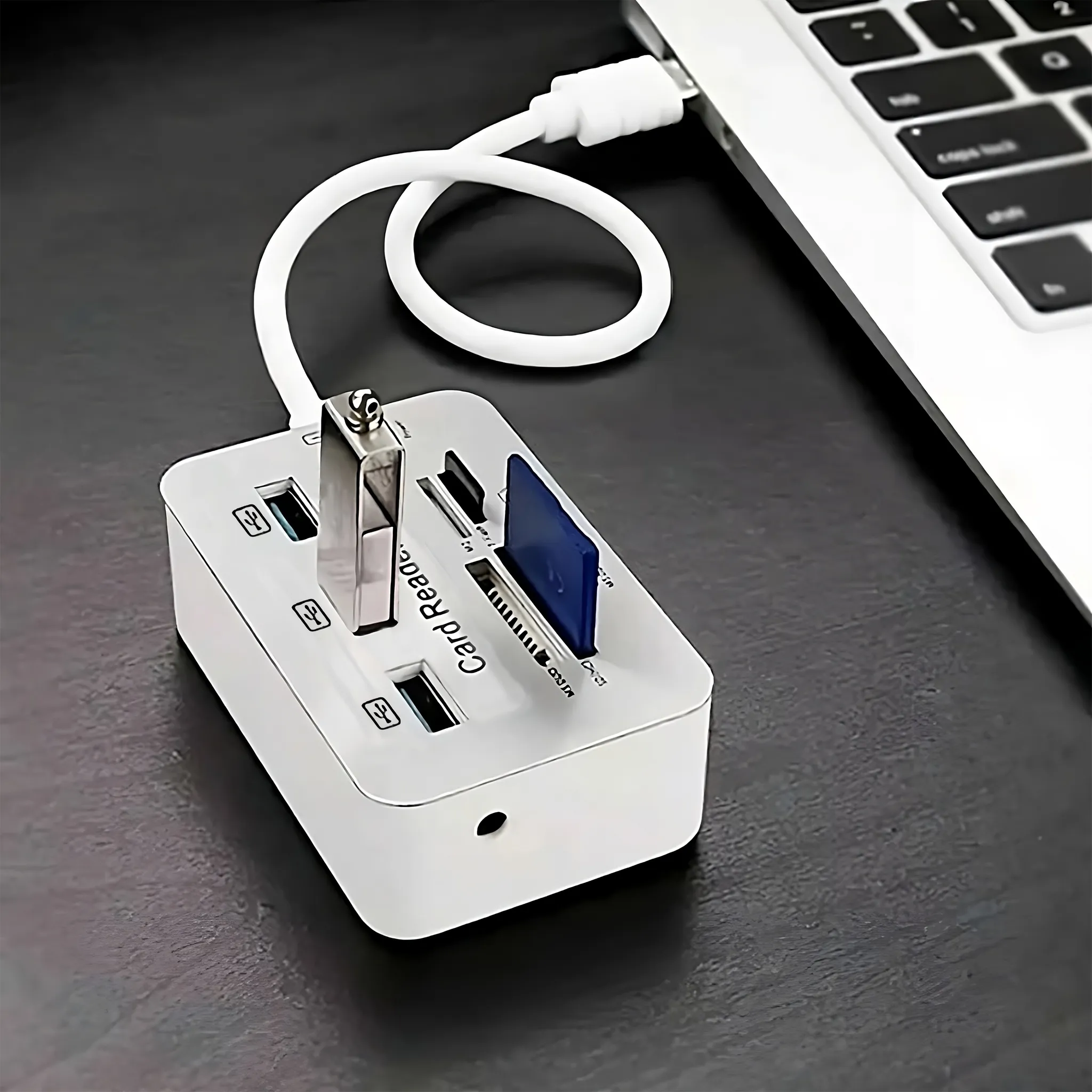 Ein weißer Kartenleser mit USB-Anschlüssen und SD-Karte, verbunden mit einem Laptop.