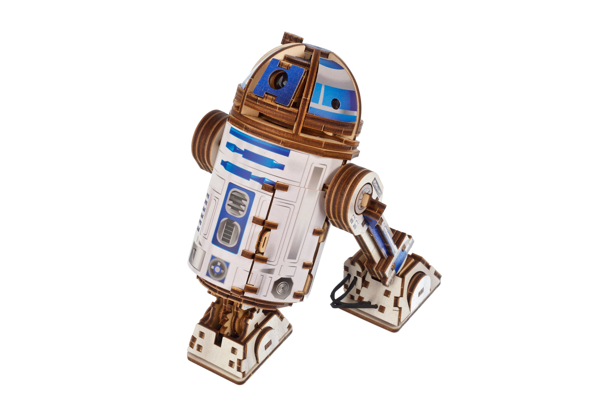 Ein hölzernes R2-D2-Modell mit blauen Akzenten auf weißem Grund.