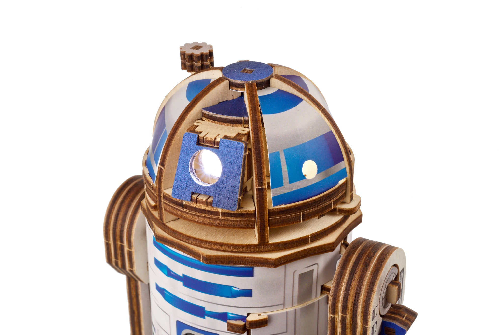 Ein hölzernes R2-D2-Modell mit blauen Akzenten und einer beleuchteten Projektorlinse.
