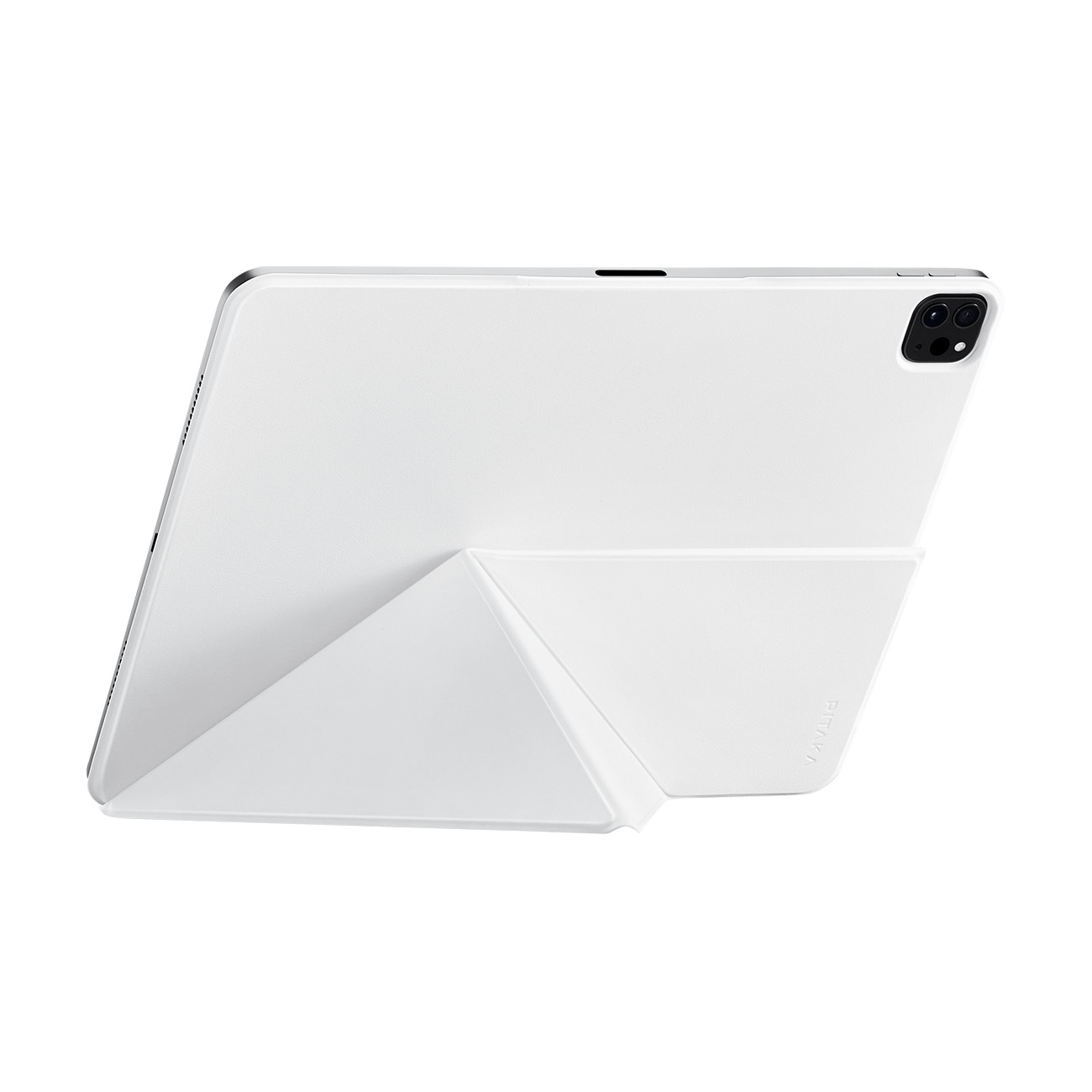 Una tableta blanca con funda plegada sobre fondo blanco.