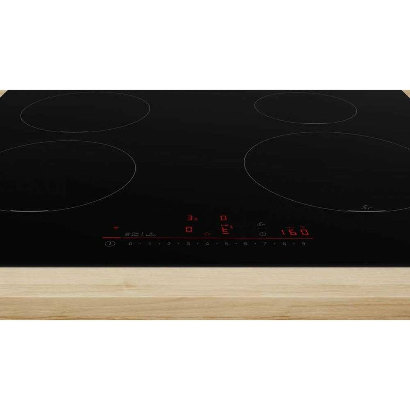 Plaque à induction noire avec quatre zones de cuisson et affichage numérique.