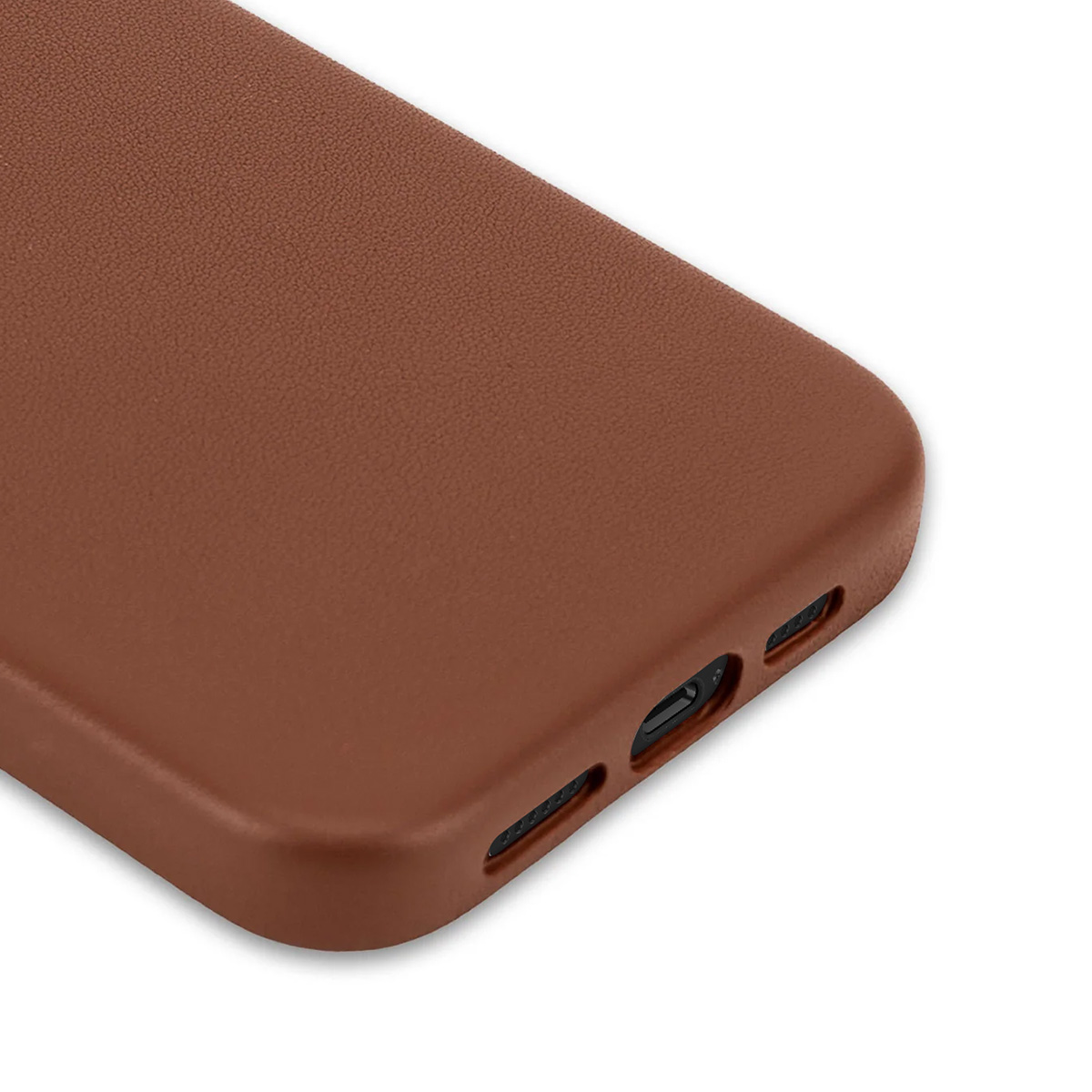 Coque de téléphone marron avec découpes pour ports sur fond blanc.