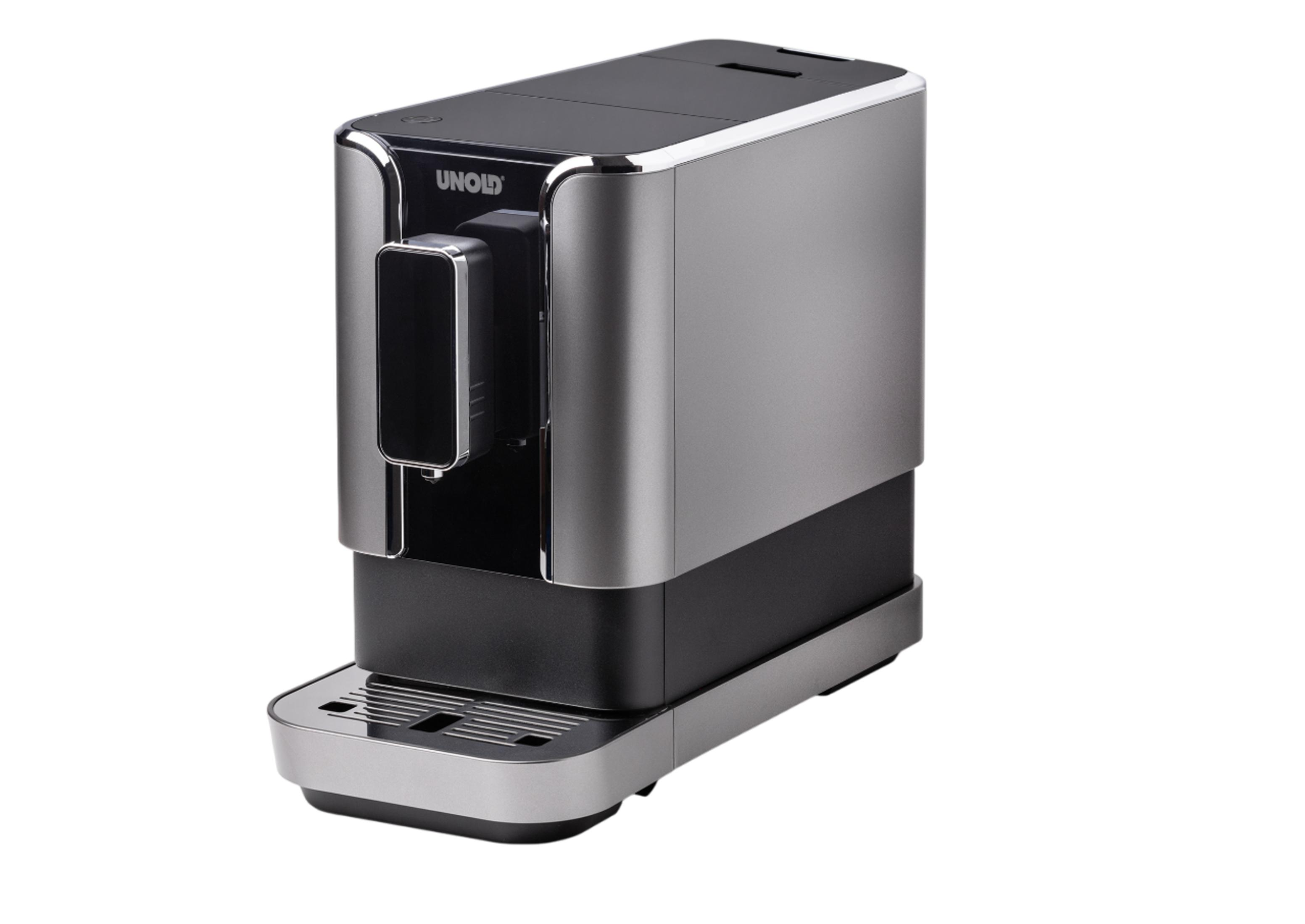 Eine graue und schwarze Kaffeemaschine steht auf weißem Hintergrund.