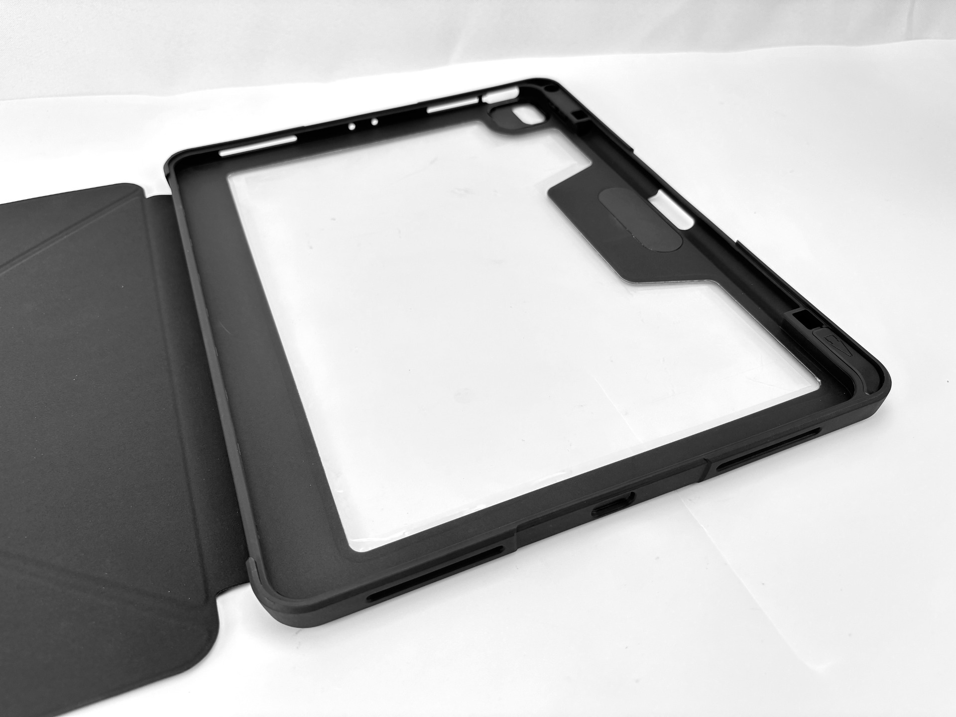 Custodia nera per tablet con retro trasparente e copertina pieghevole.