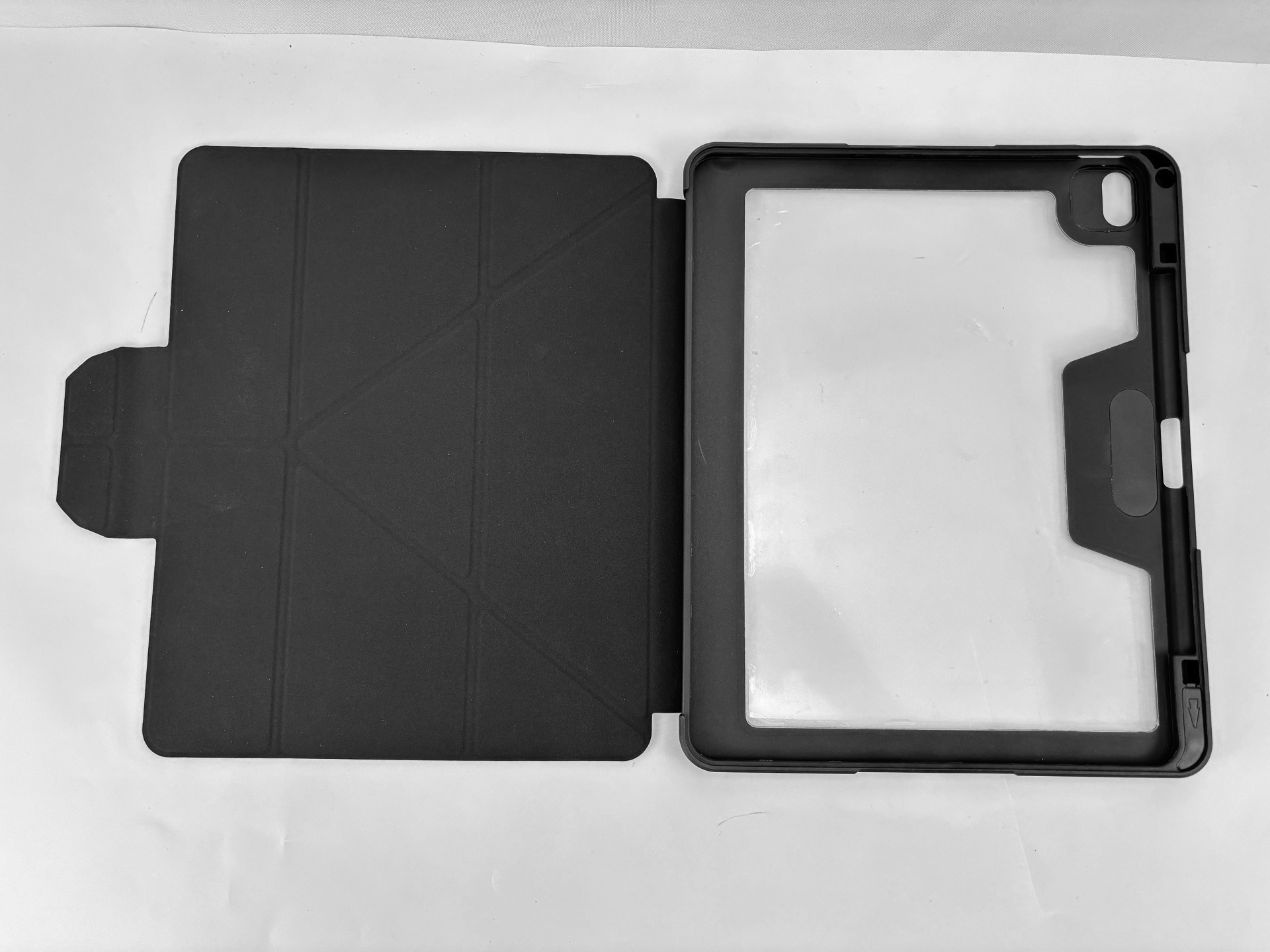 Una custodia nera aperta per tablet con copertina piegata e cornice trasparente.