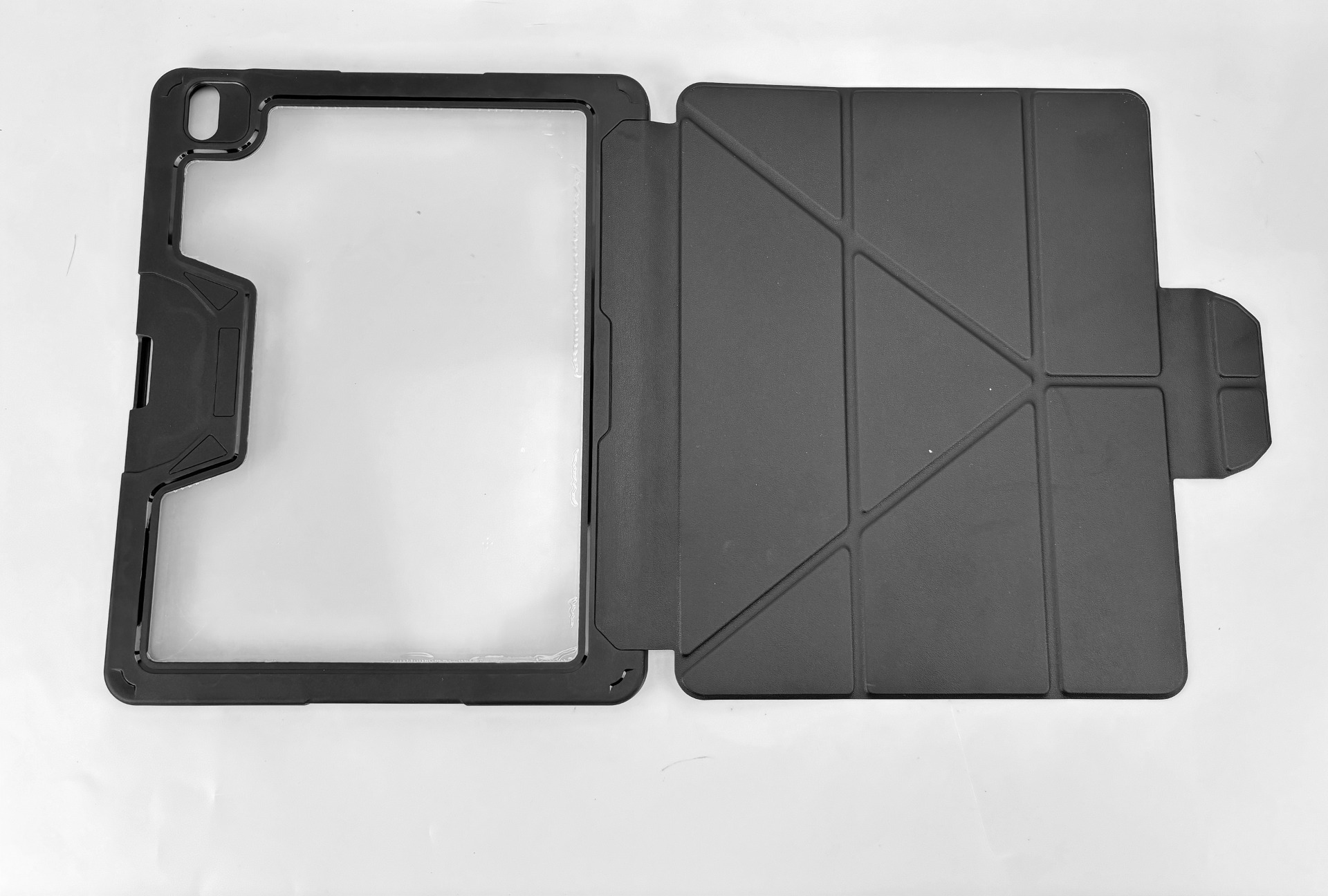 Custodia nera per tablet con copertina a libro, aperta su sfondo bianco.