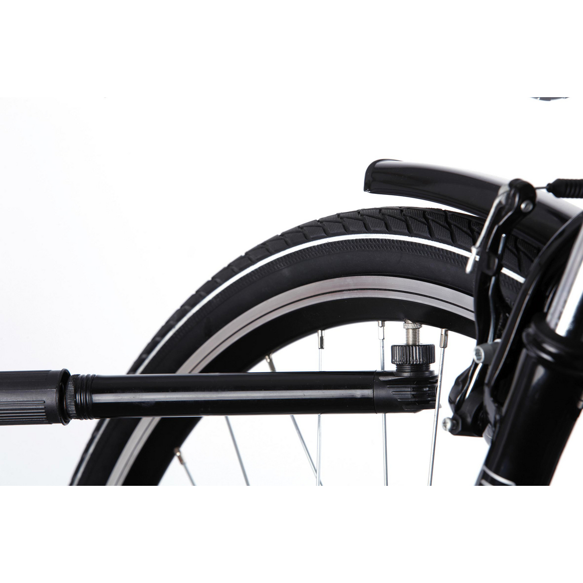 Nahaufnahme eines schwarzen Fahrradreifens mit Felge und Speichen. Ein schwarzer Fahrradständer ist montiert.