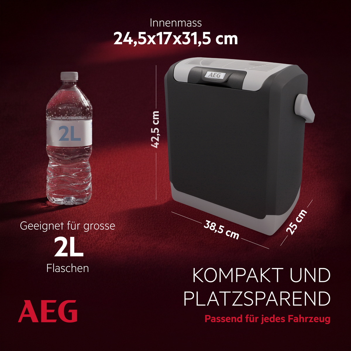 Eine 2L-Flasche steht neben einem schwarzen AEG-Kühlbox mit Maßen.