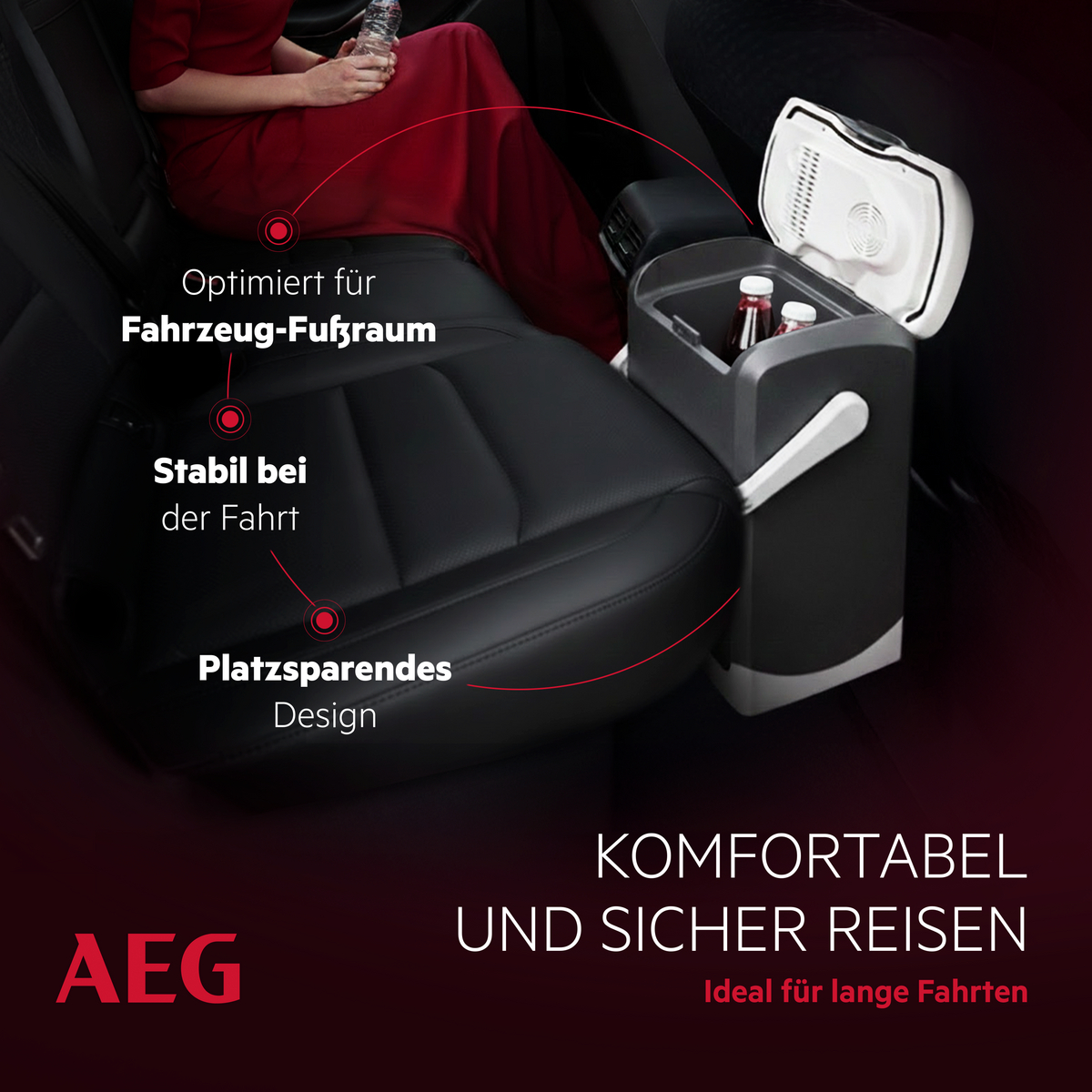 Ein schwarzer Auto-Kühler mit zwei Flaschen, neben Ledersitzen.