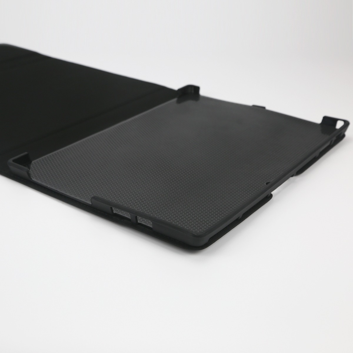 Schwarze Tablet-Hülle mit Wabenmuster auf weißem Hintergrund.