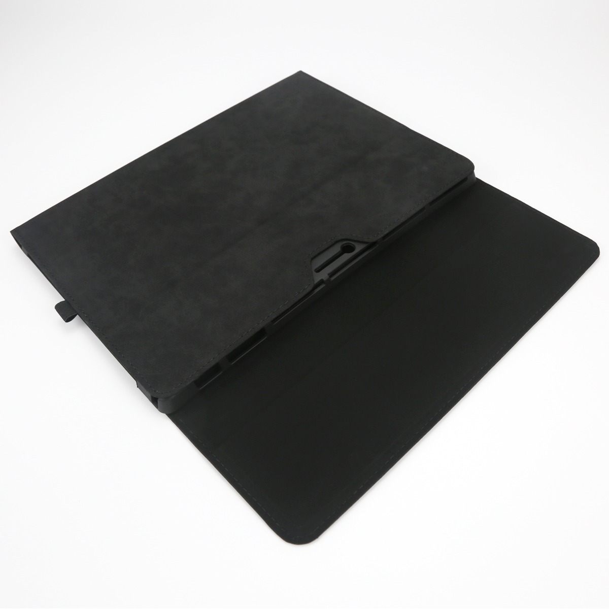Ein offenes schwarzes Tablet-Case aus Kunstleder mit einem Halter im Inneren.
