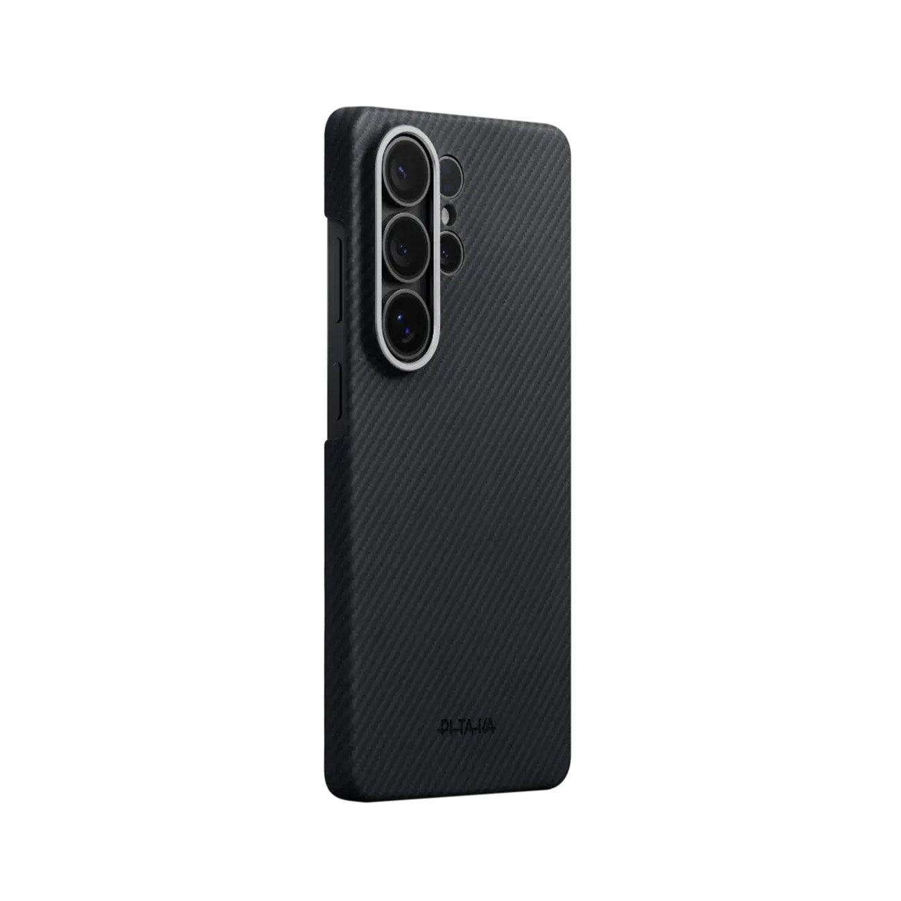 Funda negra para teléfono con textura de fibra de carbono y lente de triple cámara.