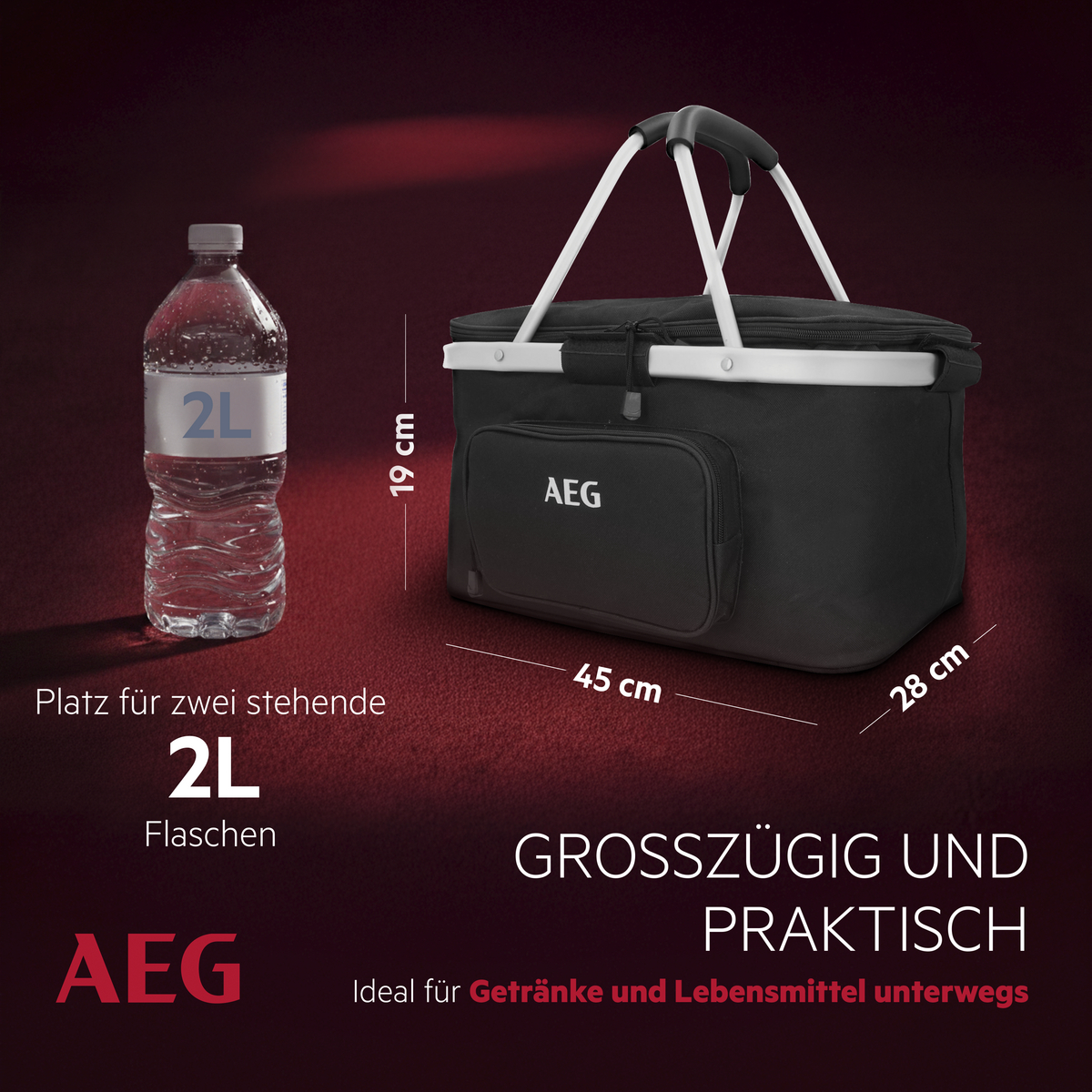 Schwarzer AEG Kühltasche (45x28x19cm) neben 2L Flasche. Großzügig & praktisch.