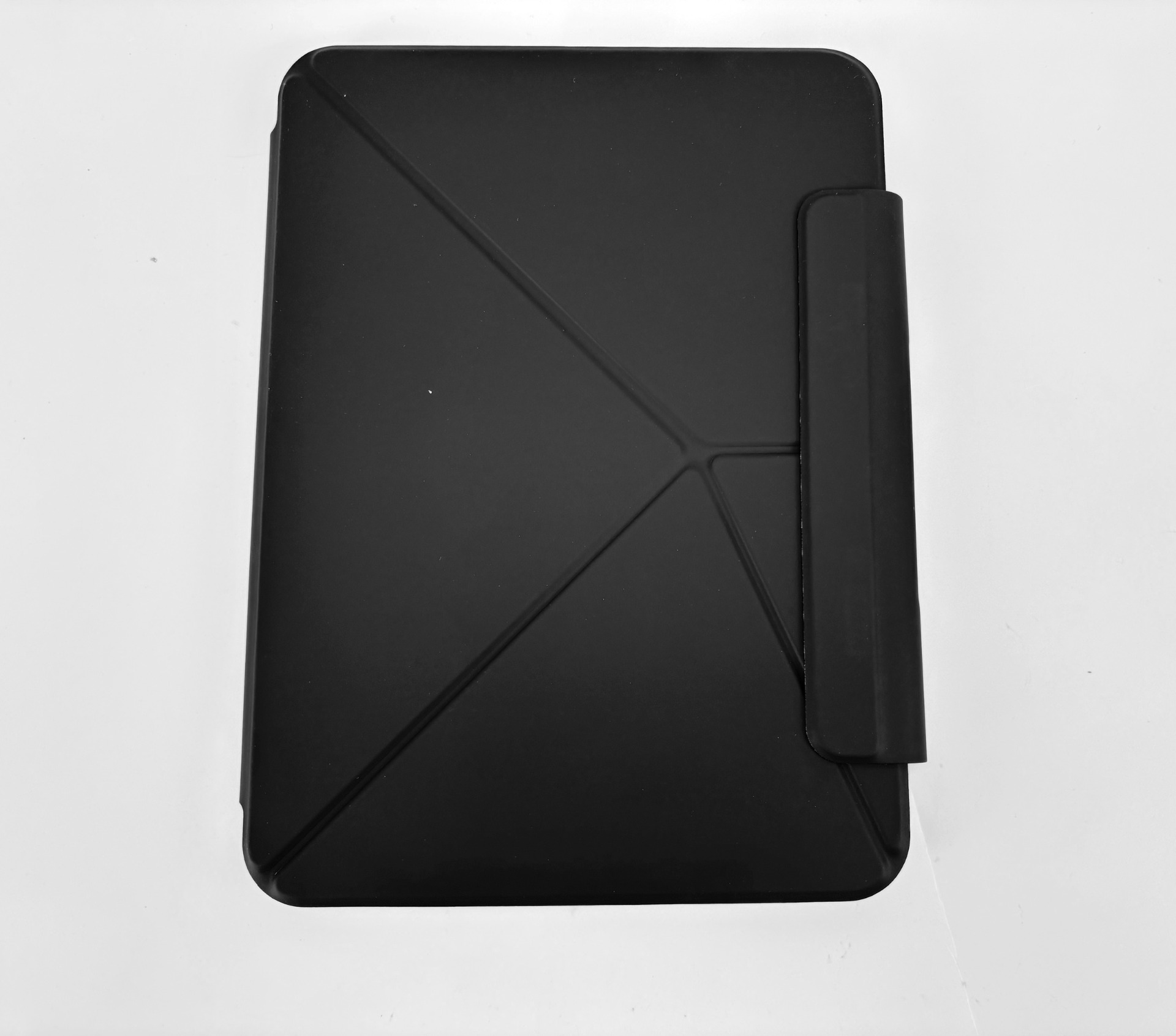 Supporto nero per tablet con design pieghevole su sfondo bianco.