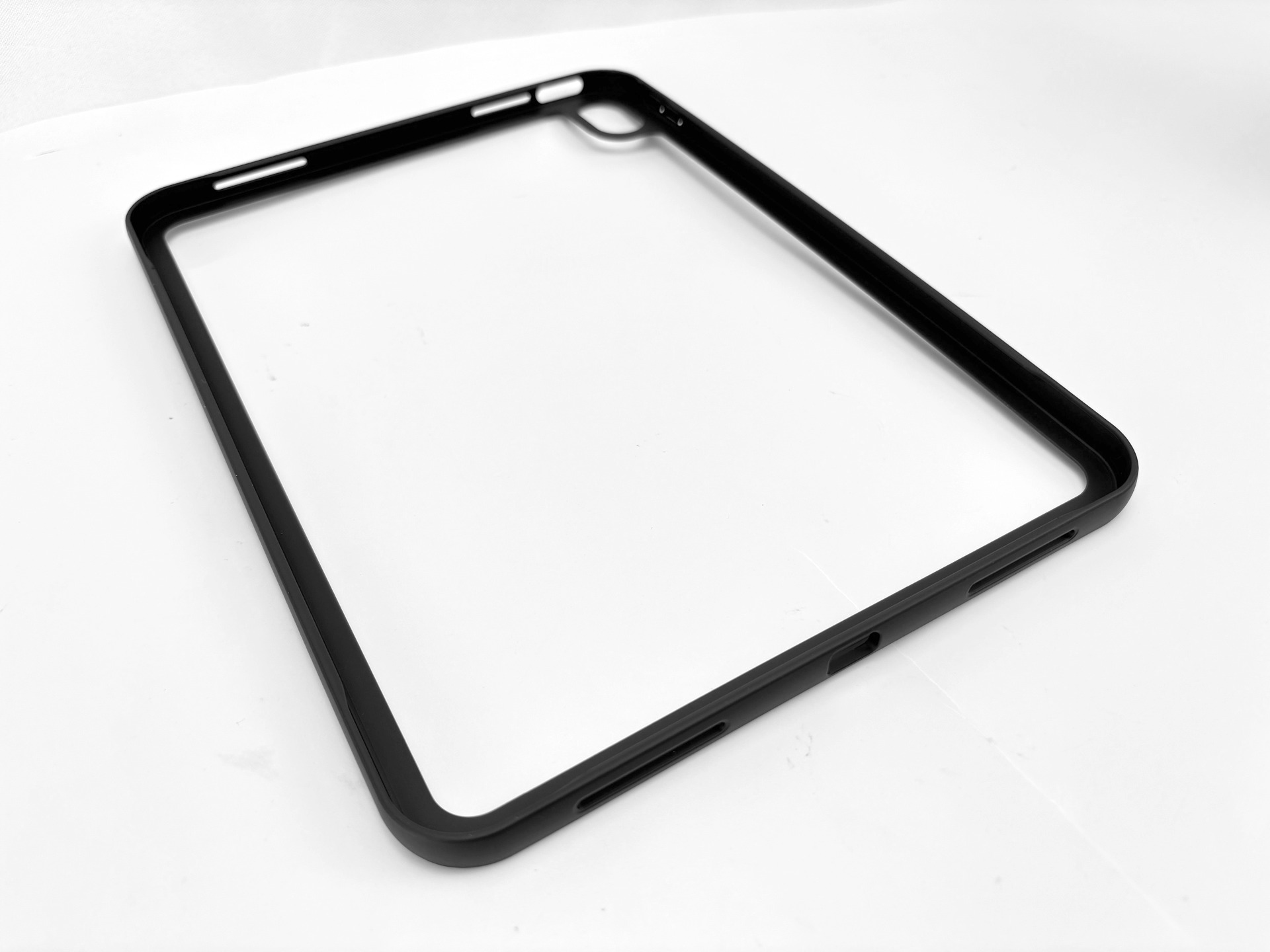 Cornice nera rettangolare per custodia tablet con ritagli per pulsanti e porte.