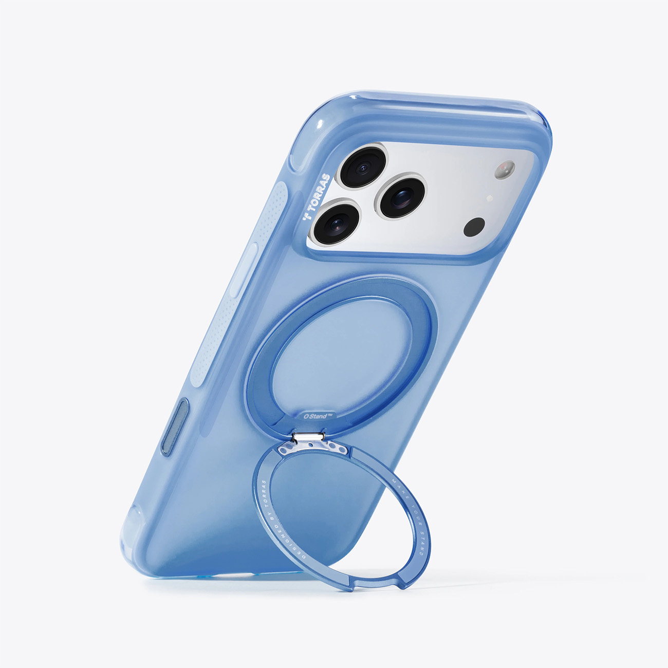 Funda azul para teléfono con anillo soporte abatible y triple lente de cámara.