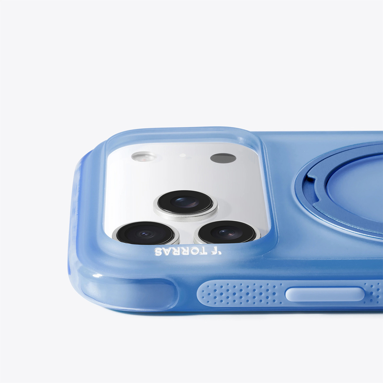Funda de teléfono azul con recorte de cámara y soporte de anillo sobre fondo blanco.