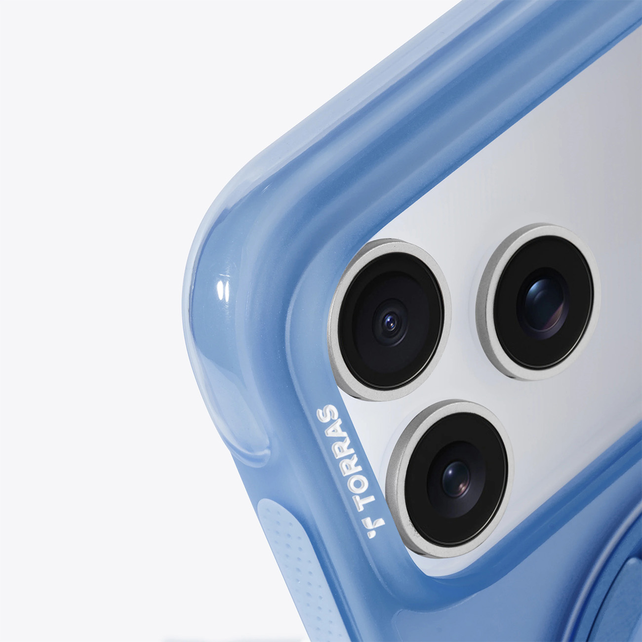 Funda azul para teléfono con tres lentes de cámara y logo TORRAS.