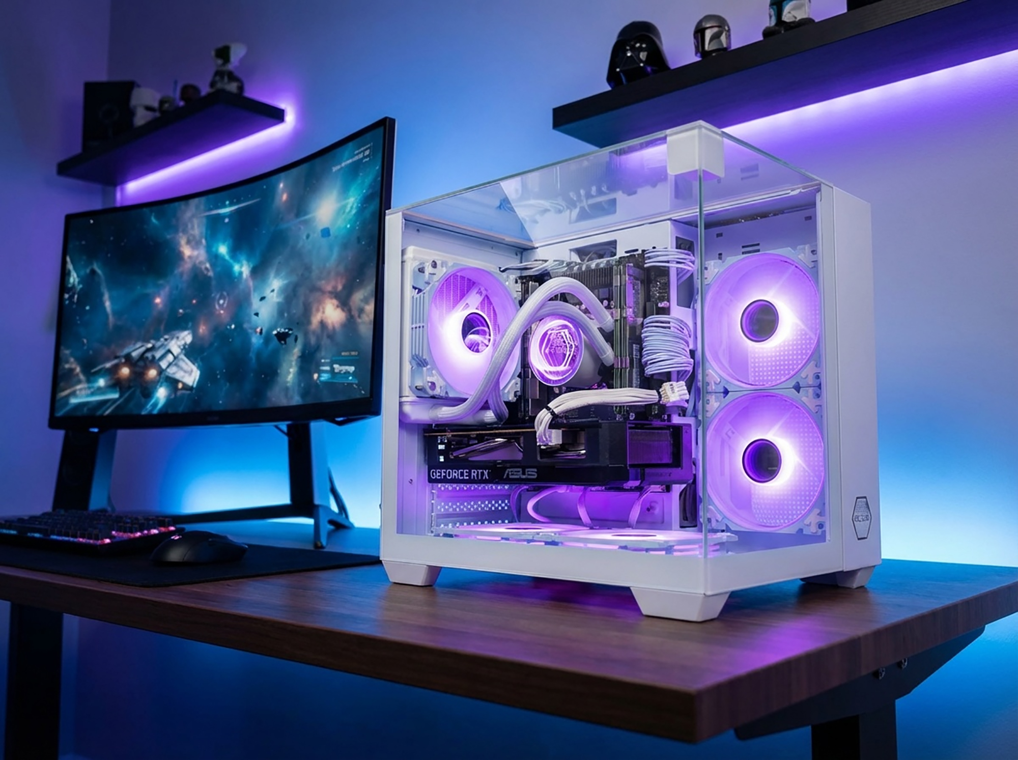 Ein weißer PC mit violetter Beleuchtung steht auf einem Schreibtisch neben einem Monitor.