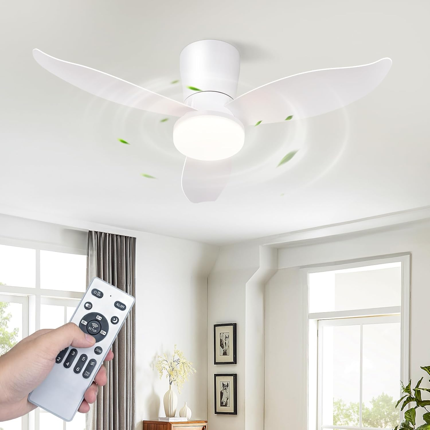 Un ventilatore da soffitto bianco con luce e telecomando viene tenuto.
