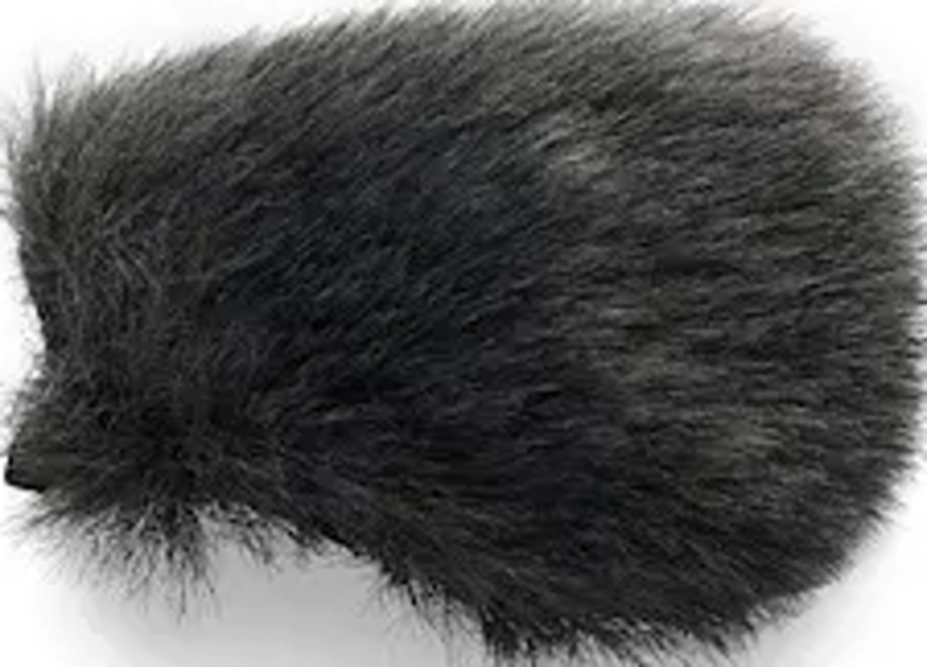 Un antivento peloso nero per microfono, isolato su sfondo bianco.