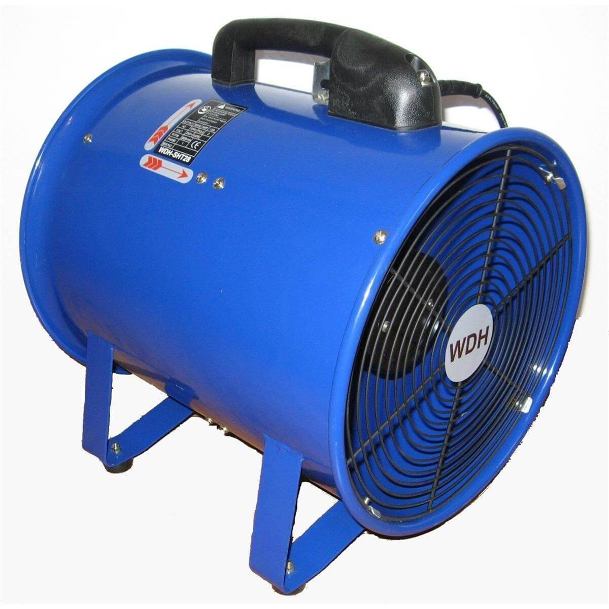 Ein blauer Ventilator mit schwarzem Gitter und Griff steht auf Beinen.