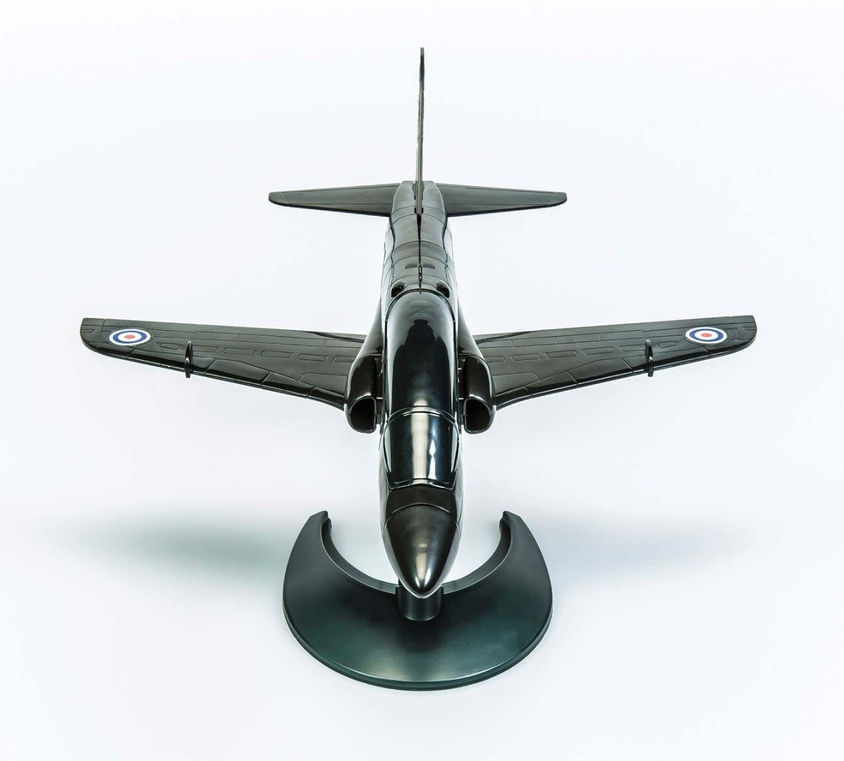 Dunkelgraues Modellflugzeug mit dem britischen Kokardenabzeichen auf dem Flügel, auf einem Ständer.
