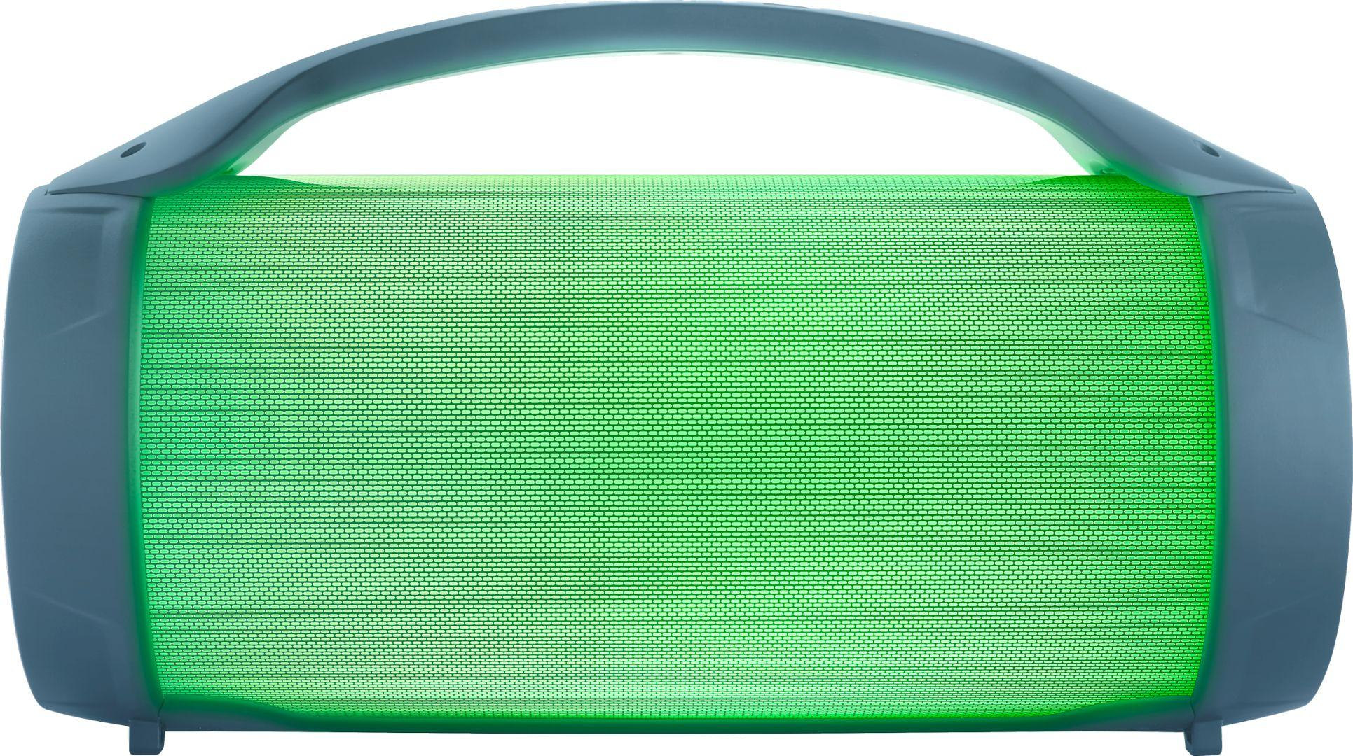Un altavoz portátil gris con una rejilla frontal iluminada de color verde brillante, con un asa curva en la parte superior, sobre fondo blanco.
