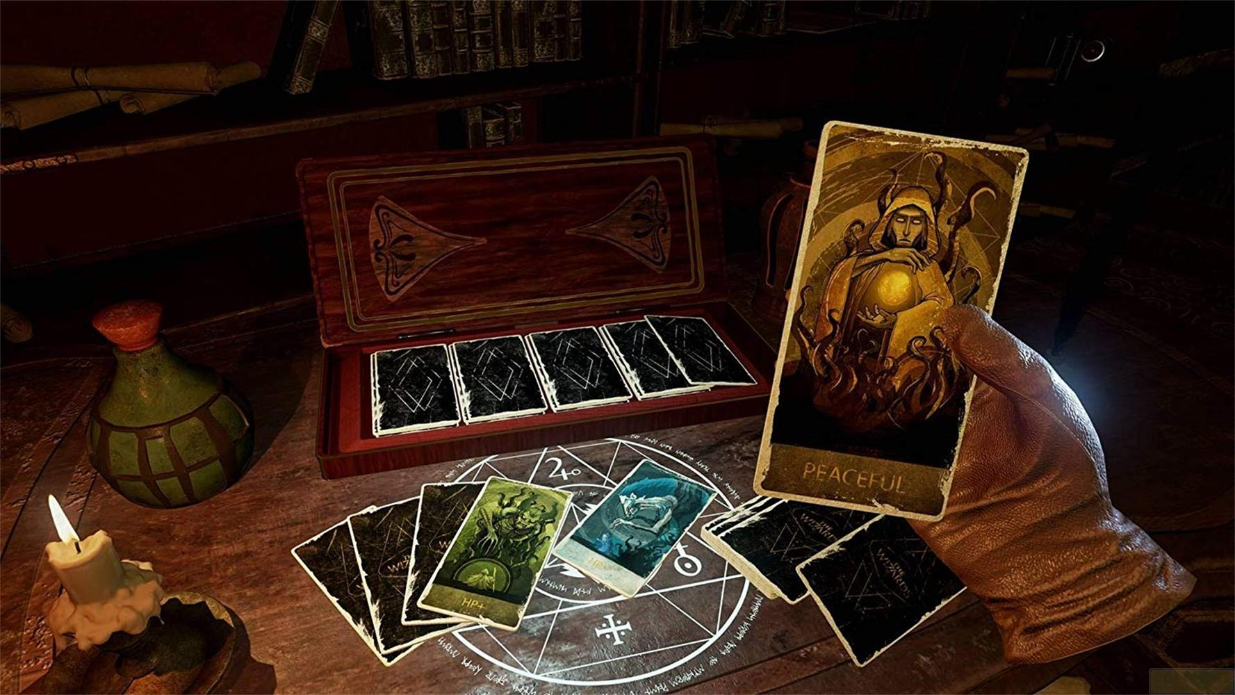 Eine Hand hält eine Tarotkarte, weitere liegen auf einem Tisch bei einer Kerze und einer Phiole.