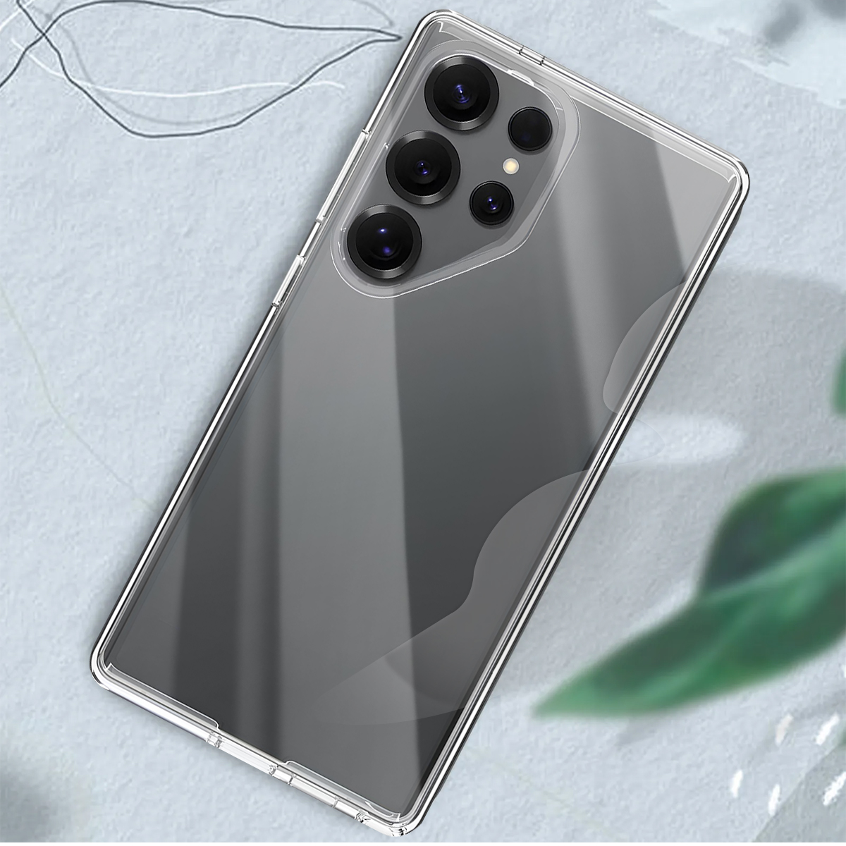 Une coque de téléphone transparente avec quatre objectifs photo sur fond gris clair.