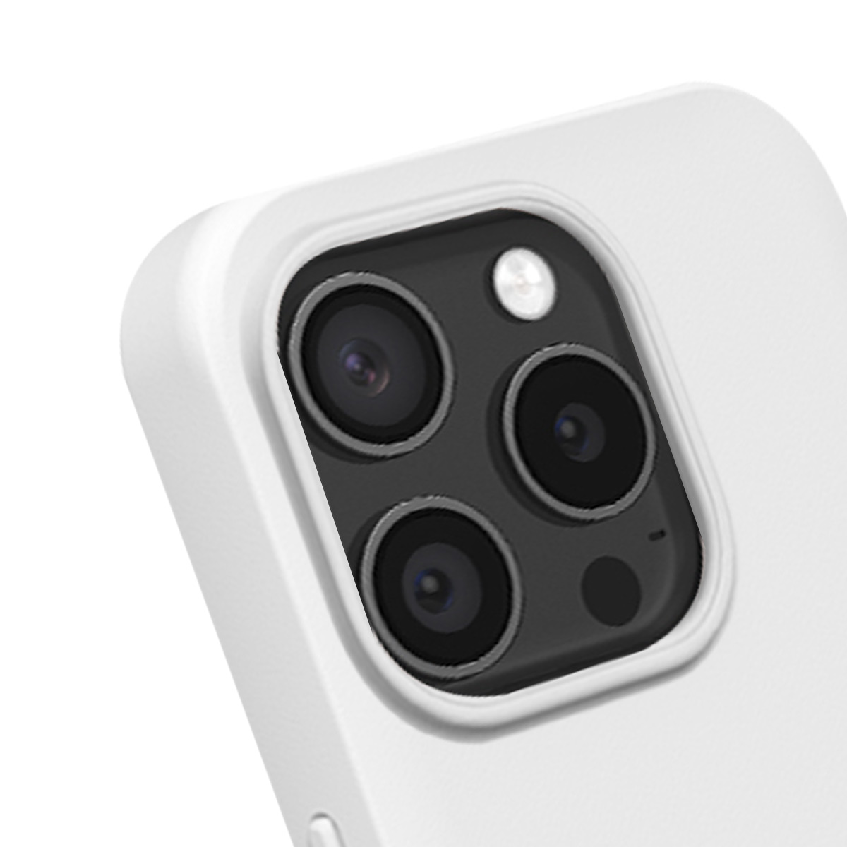 Une coque de téléphone blanche avec un module triple caméra et flash.
