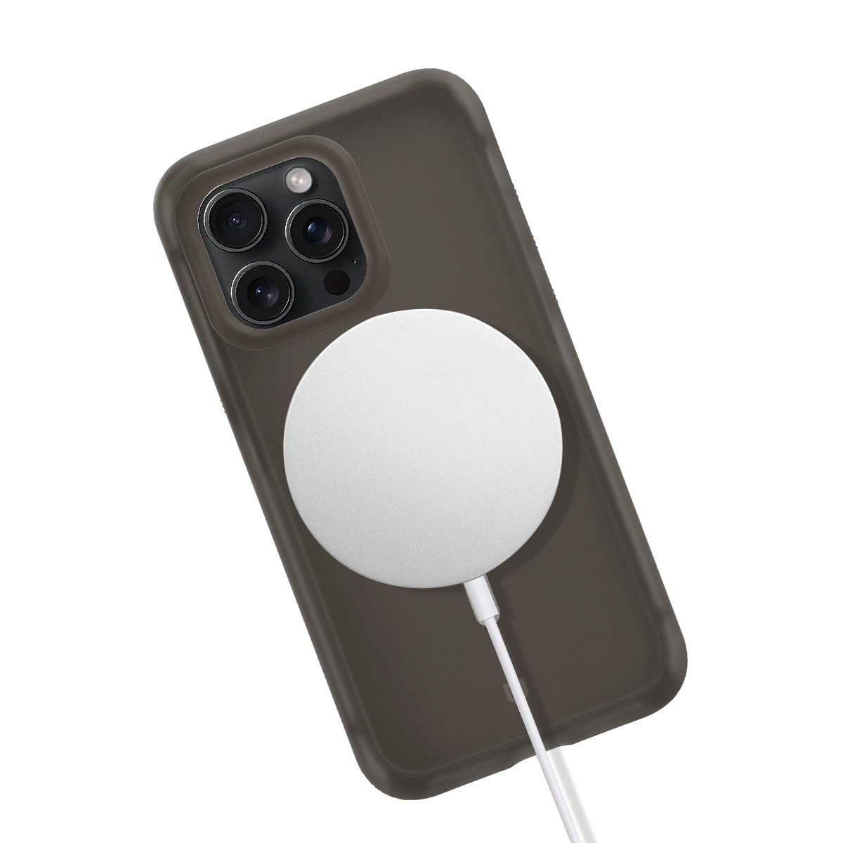 Un iPhone sombre avec chargeur MagSafe et câble blanc sur fond blanc.