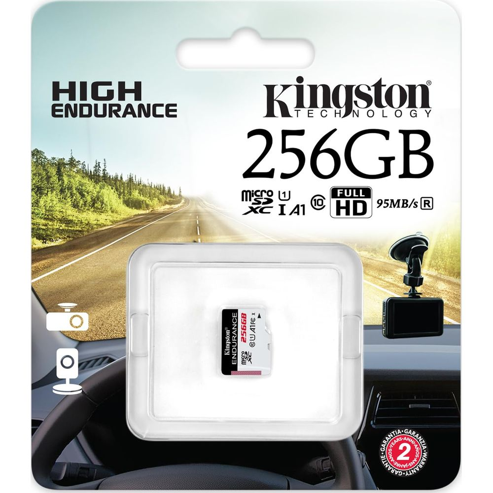 Kingston 256GB MicroSDXC Speicherkarte in Verpackung mit Auto-Armaturenbrett-Hintergrund.