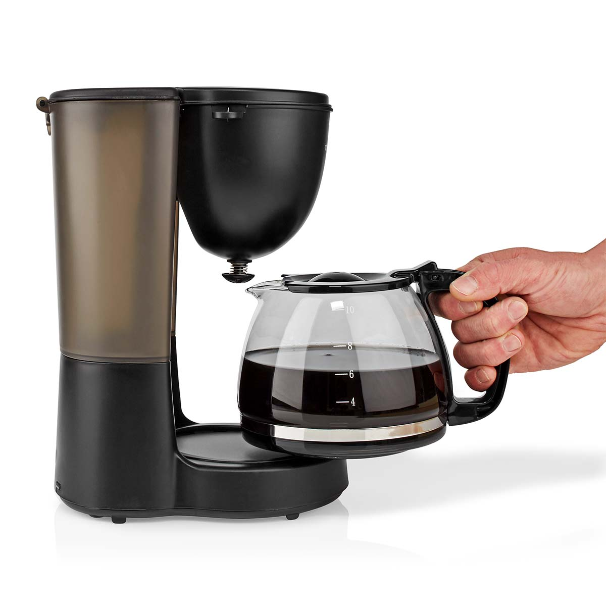 Caffettiera con caraffa in vetro piena rimossa da una mano.