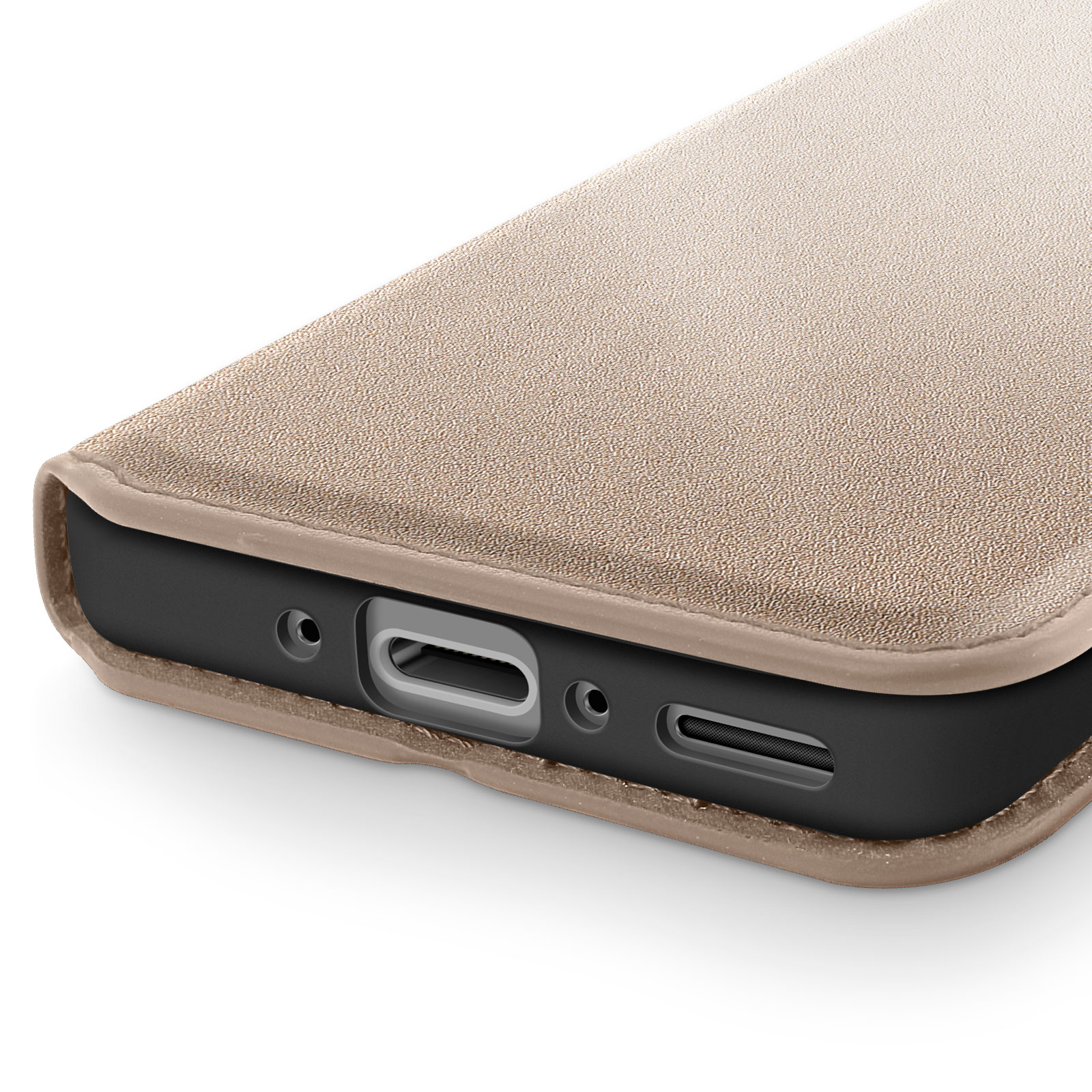 Primer plano de una funda de teléfono marrón claro mostrando puertos y rejillas de altavoz.