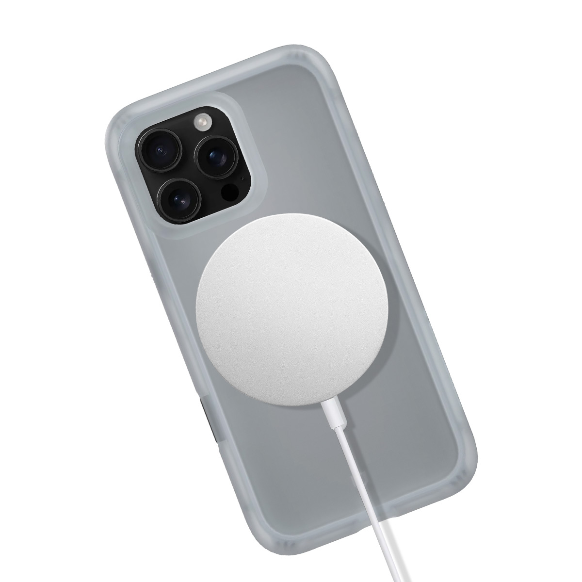 Un iPhone gris avec un étui transparent, avec un chargeur magnétique blanc.
