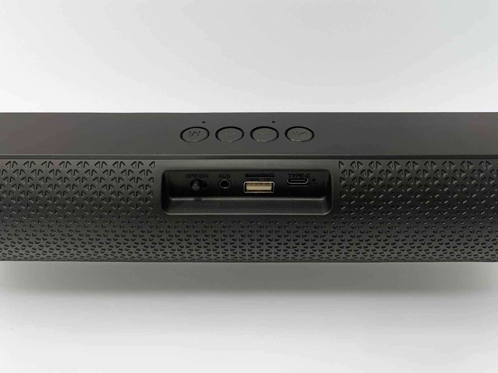 Açma/kapama düğmeli, aux bağlantı noktalı, USB-A ve USB-C bağlantı noktalı siyah hoparlör.