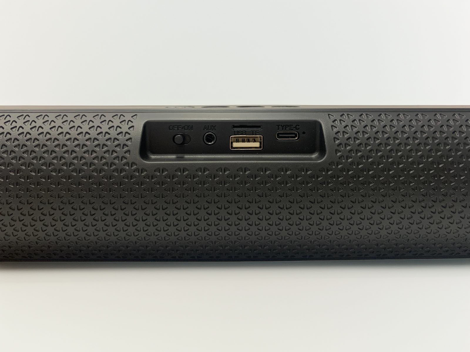 Portlu siyah hoparlör: Açık/Kapalı, Aux, USB ve Type-C.