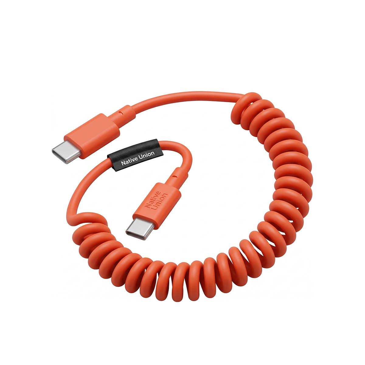 Un câble de chargement USB-C orange en spirale de Native Union.