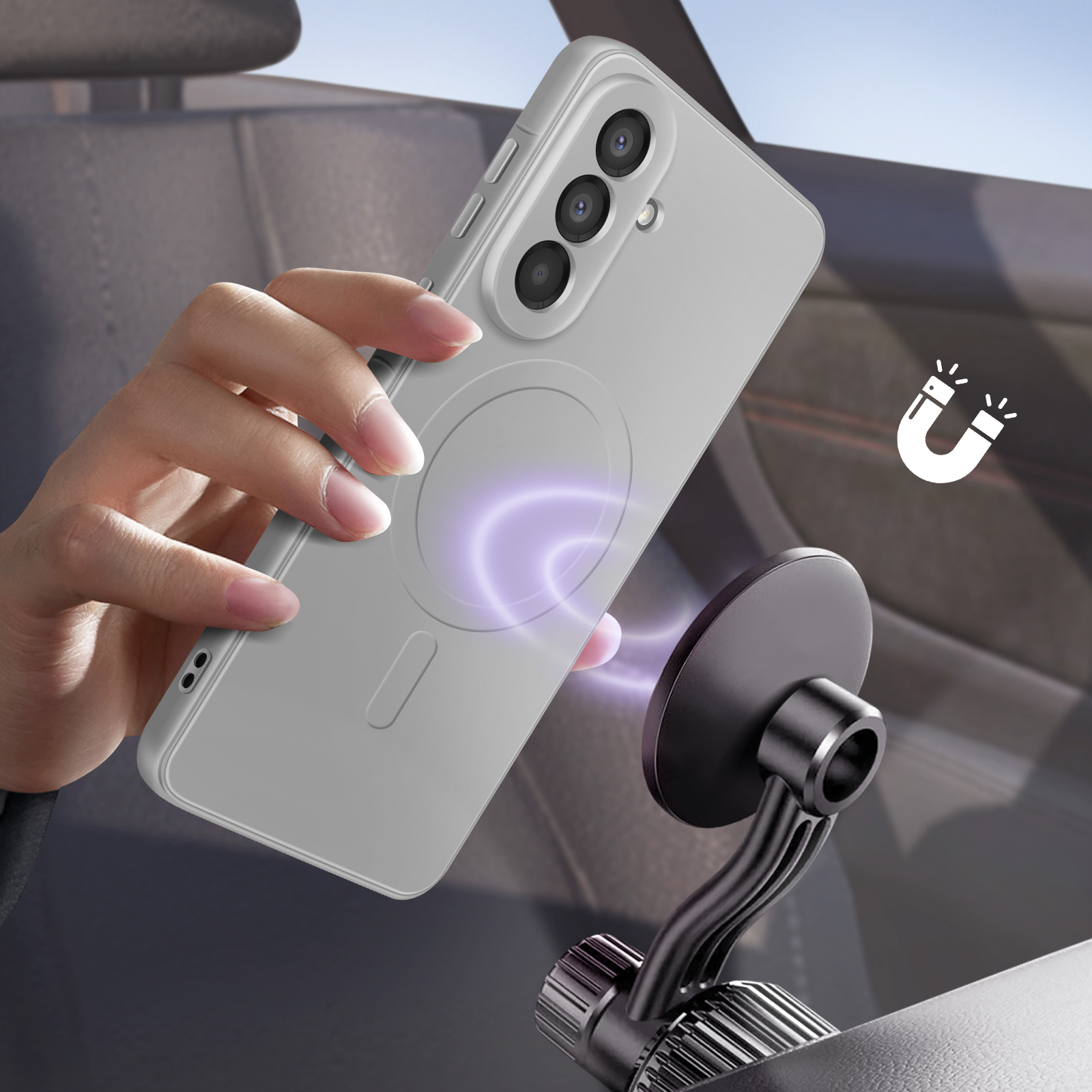 Een hand houdt een witte telefoon voor een autostoel, magnetische houder zichtbaar.