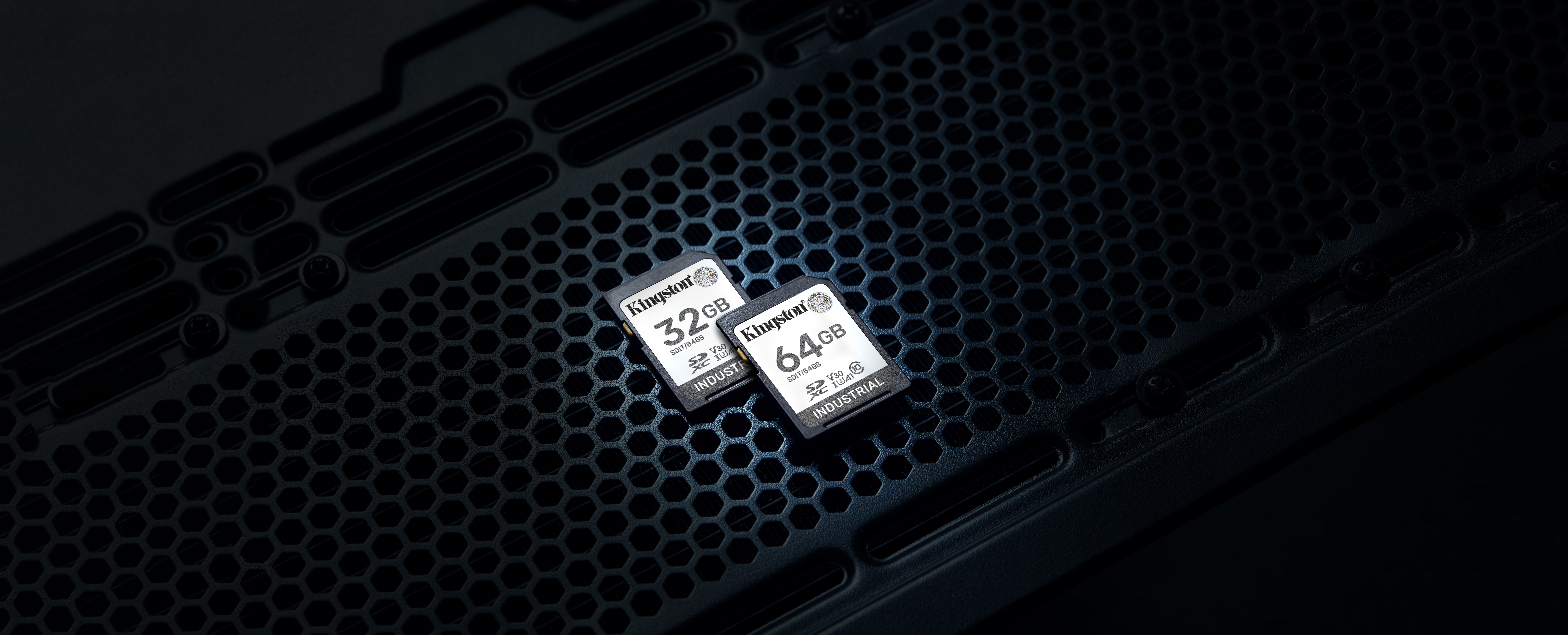 Twee Kingston SD-kaarten, 32GB en 64GB, op een donker, gestructureerd oppervlak.