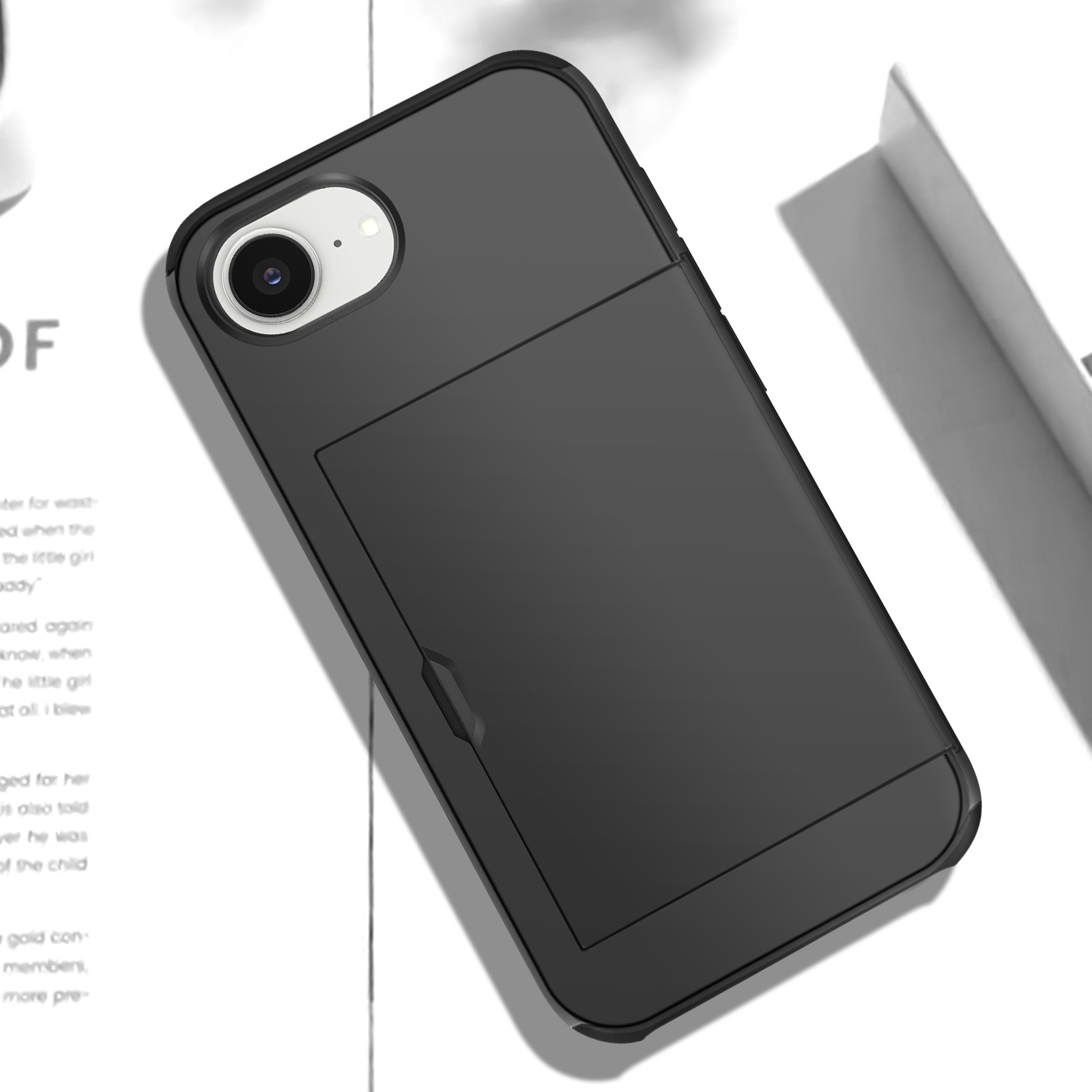 Custodia nera per telefono con slot per carte, primo piano della fotocamera.