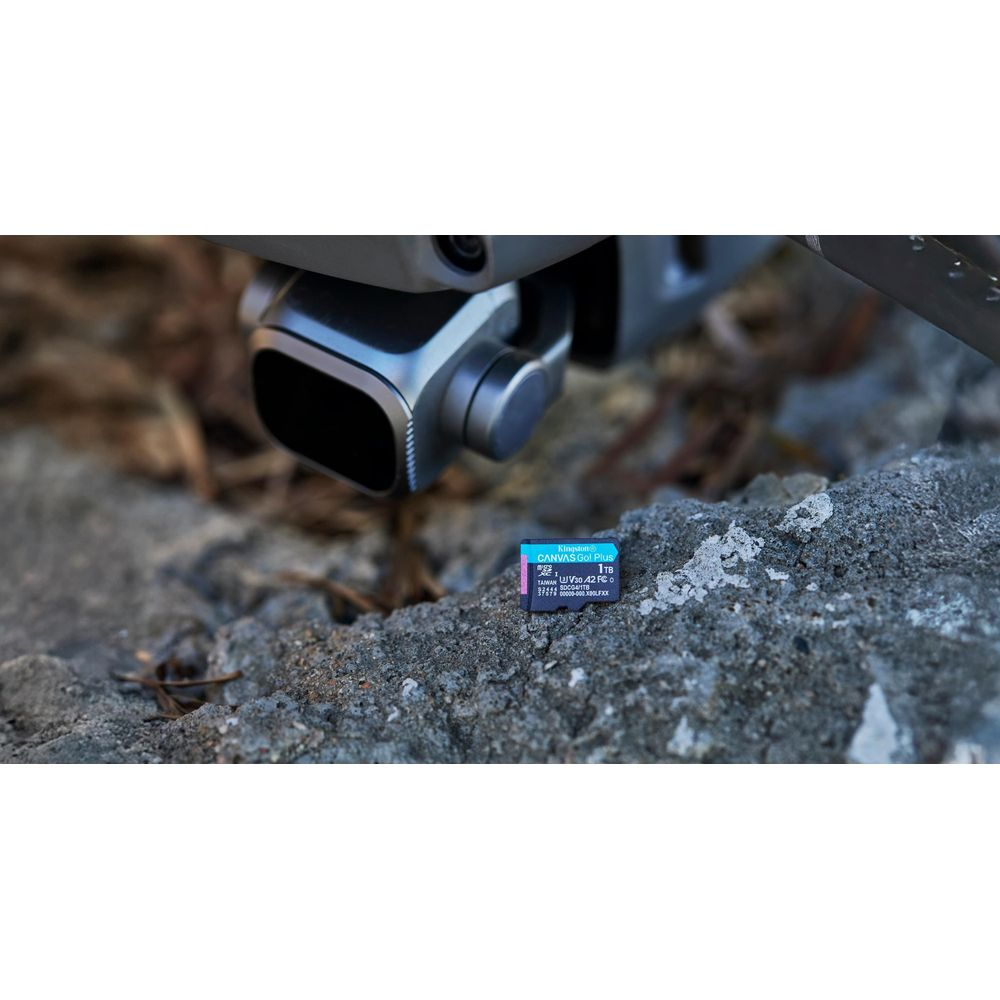 Eine SD-Karte liegt auf einem Stein neben einem Drohnenarm.