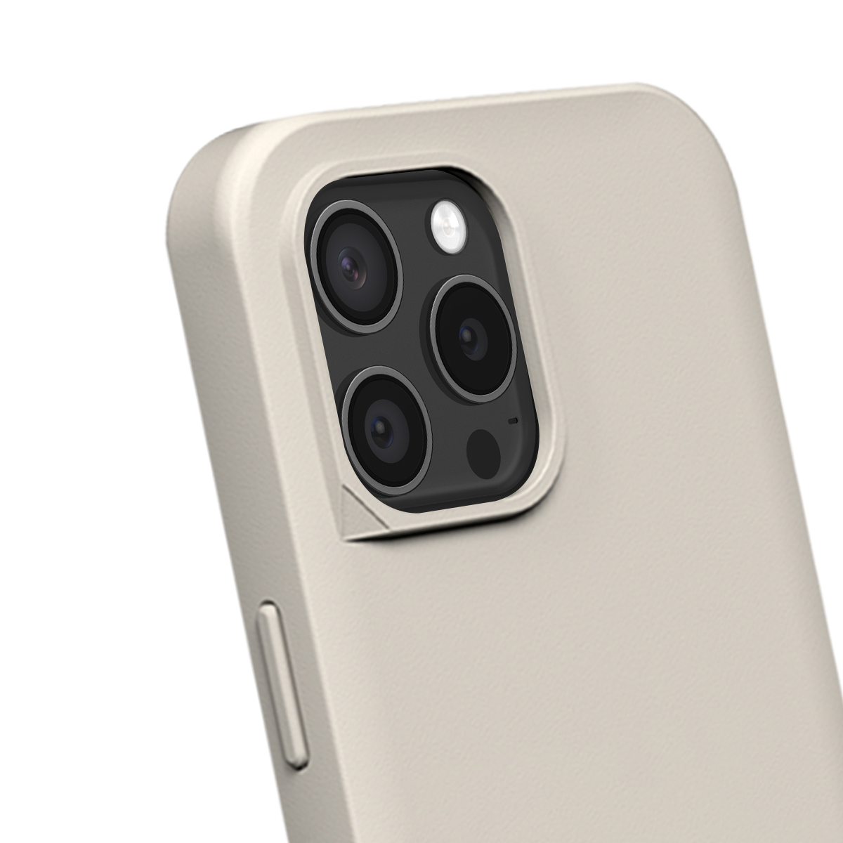 Close-up van een beige telefoonhoes met een drievoudig camerasysteem en flitser.