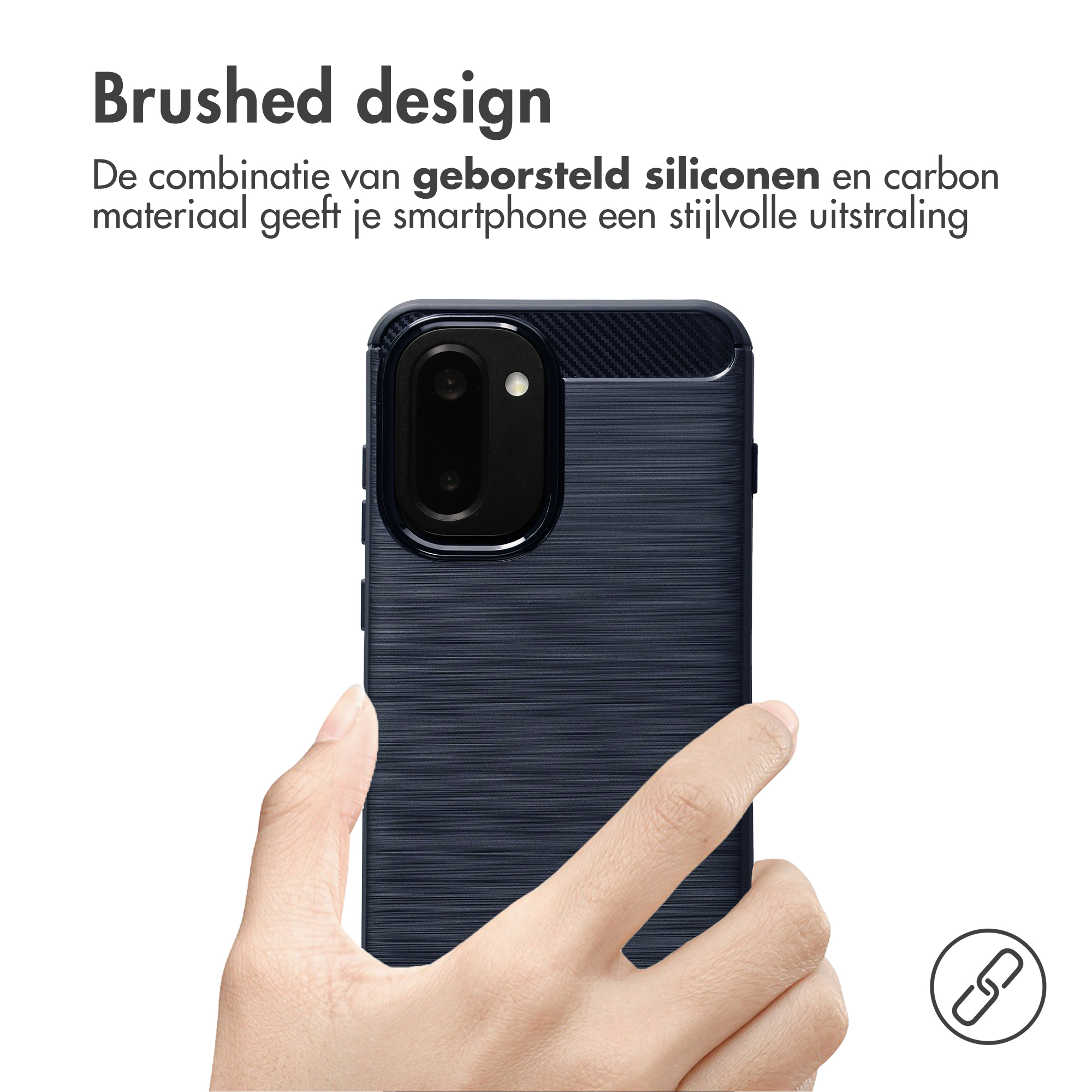 Een hand houdt een donkerblauwe telefoonhoes met geborsteld design vast.