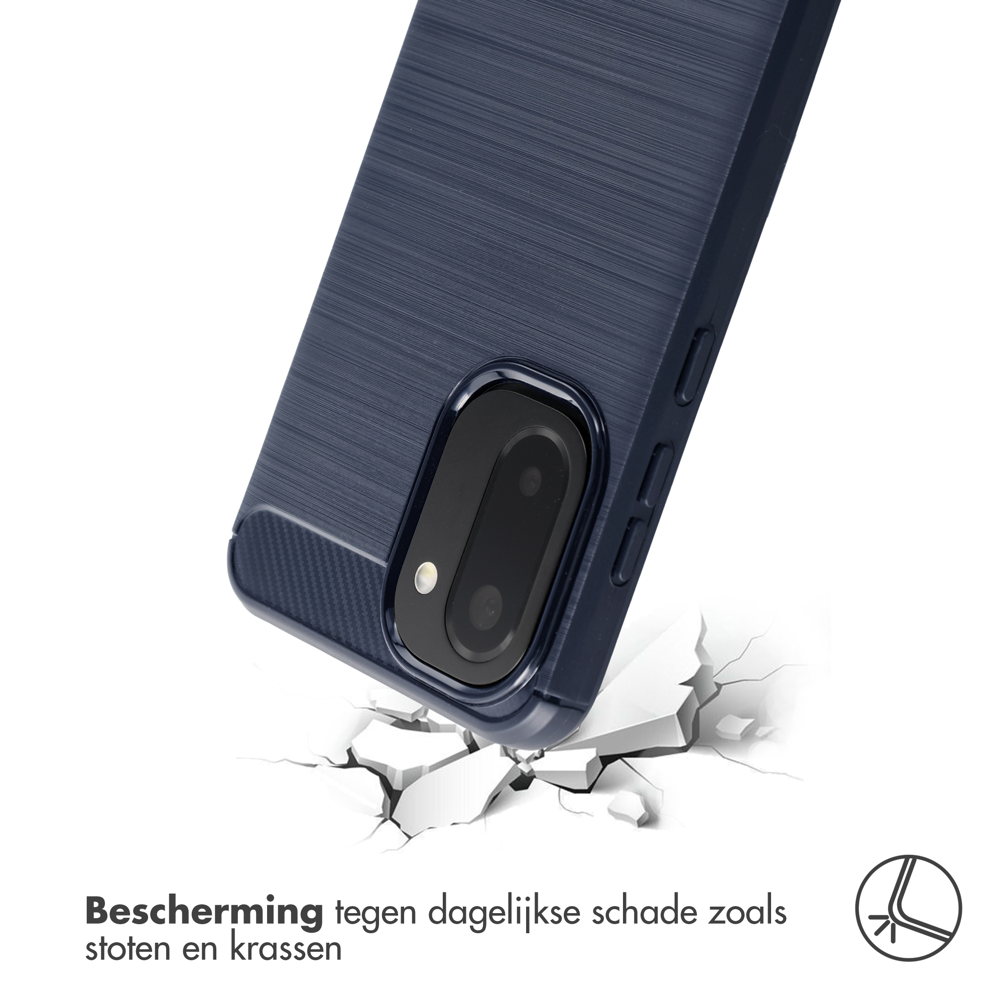 Donkerblauwe telefoonhoes valt op gebroken grond, biedt bescherming.