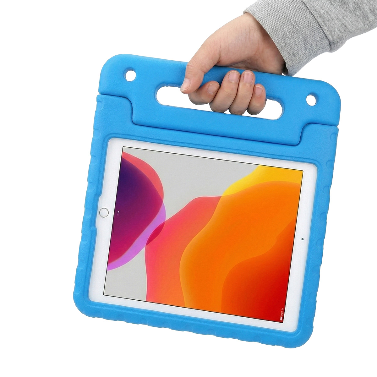 Ein Kind hält ein blaues Tablet mit Griff und buntem Hintergrundbild.